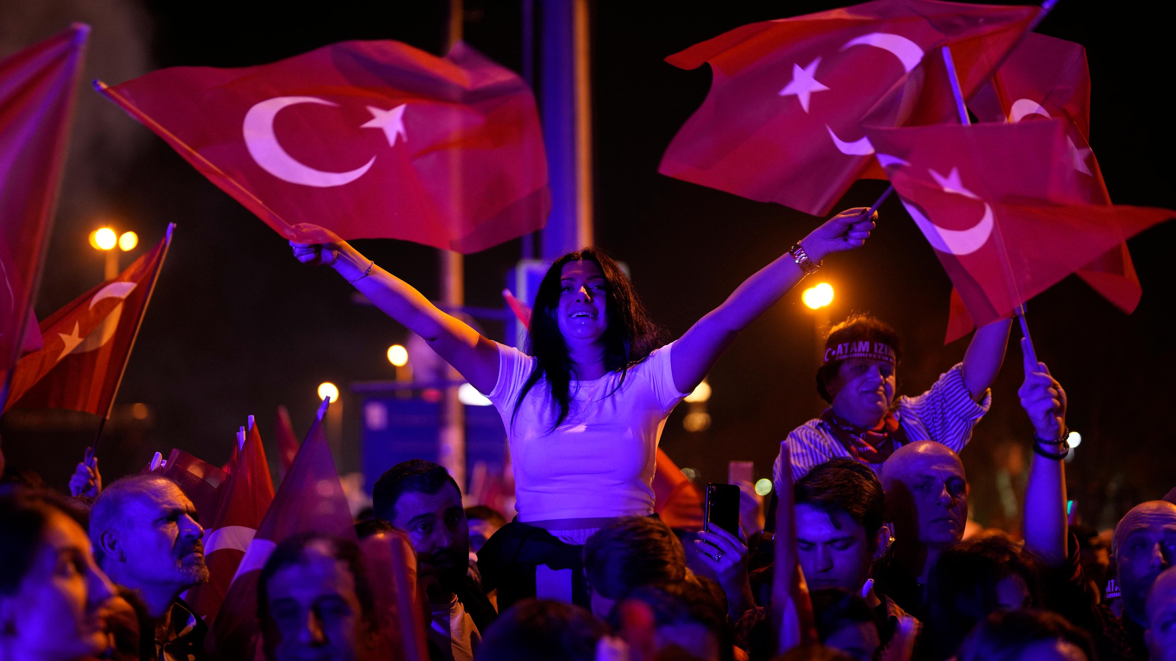 Anhänger der Republikanischen Volkspartei (CHP) jubeln vor dem Rathaus in Istanbul.