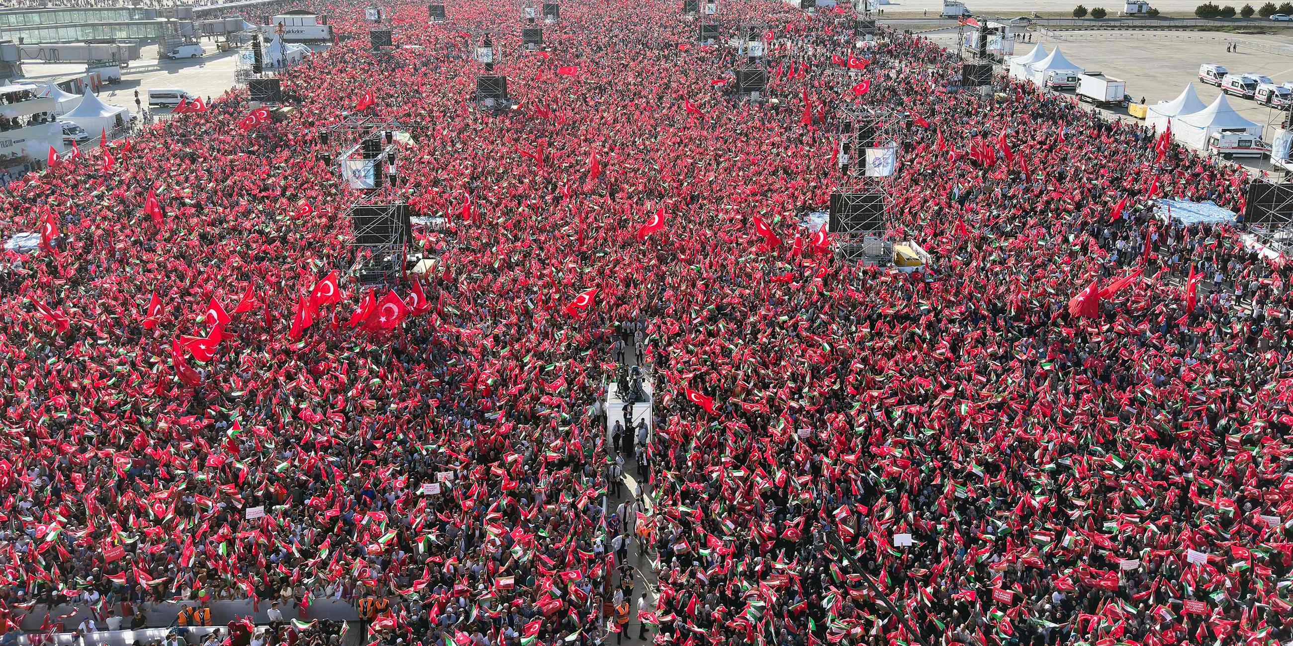 Türkische und palästinensische Flaggen auf einer pro-palästinensischen Demonstration in Istanbul. Auch Präsident Recep Tayyip Erdogan nahm an der Kundgebung teil.