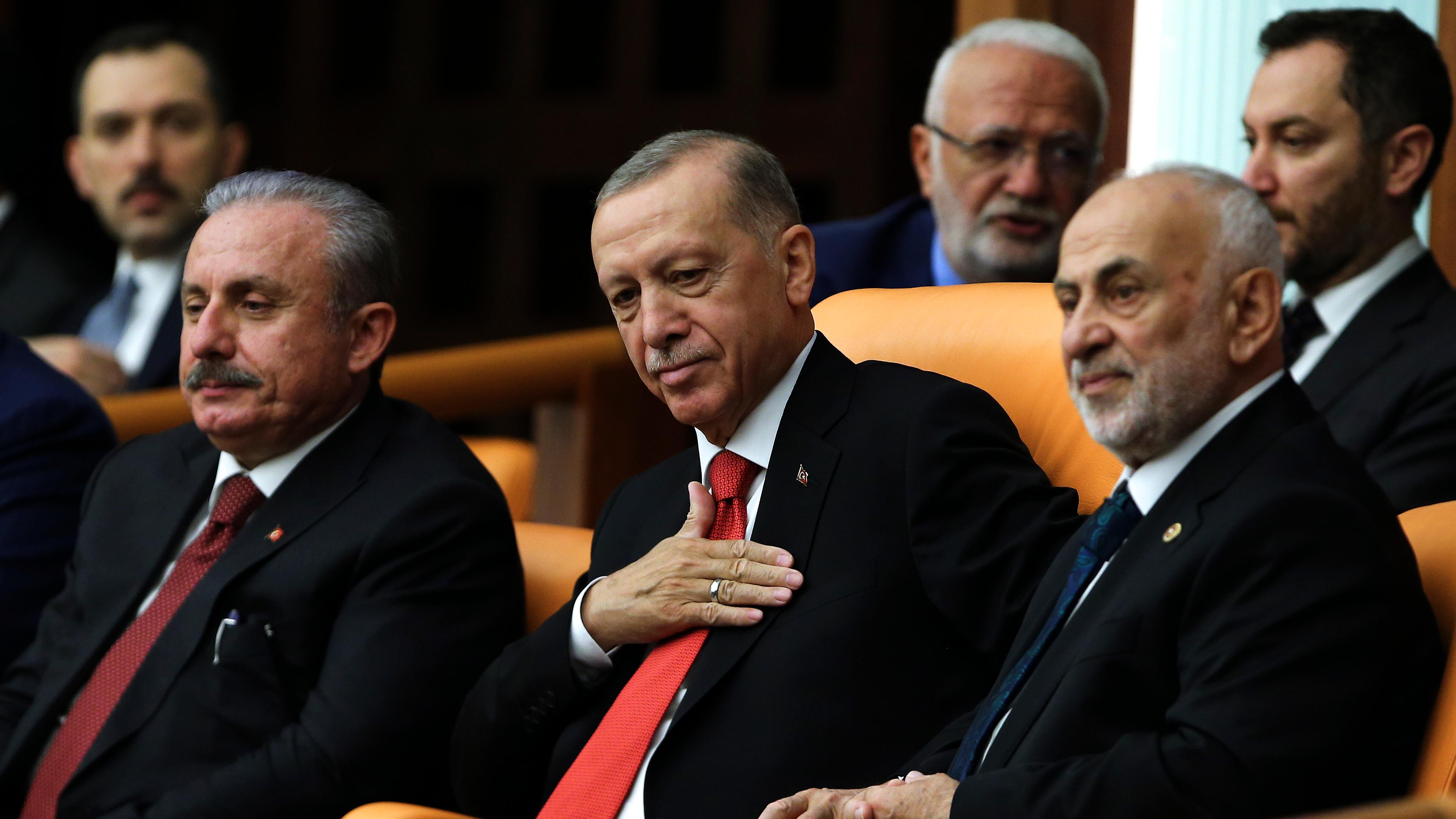  Recep Tayyip Erdogan (M), Präsident der Türkei, begleitet die Abgeordneten, bei ihrer ersten Parlamentssitzung, in der sie Eid ablegen.