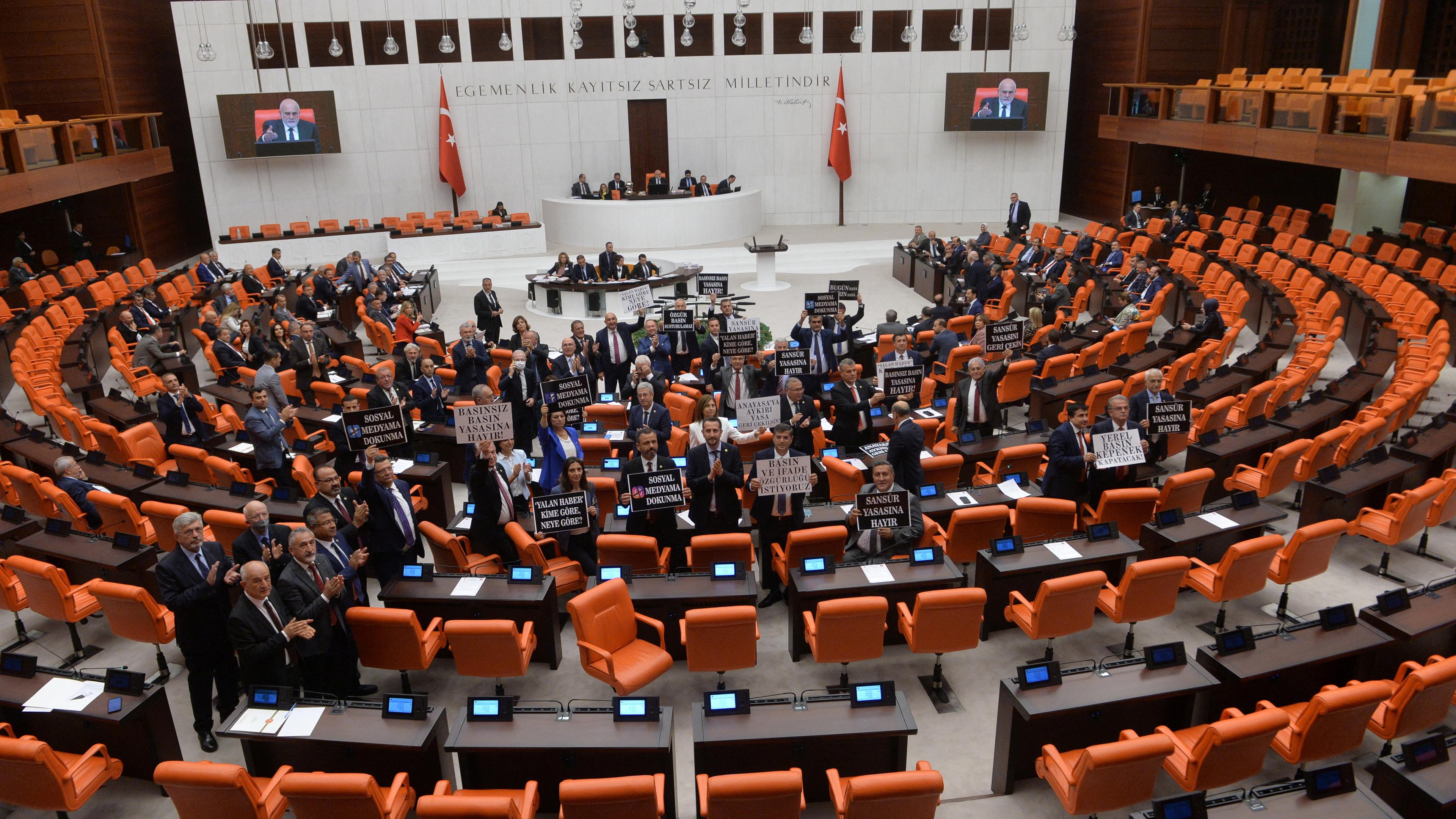 Die Opposition protestiert gegen das neue Mediengesetz im türkischen Parlament
