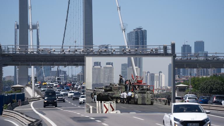Ein Collagenbild zeigt Fotos, die während des gescheiterten Putschversuchs in Istanbul vom 15. Juli 2016 aufgenommen wurden, gegenübergestellt mit Bildern, die an genau denselben Orten aufgenommen wurden