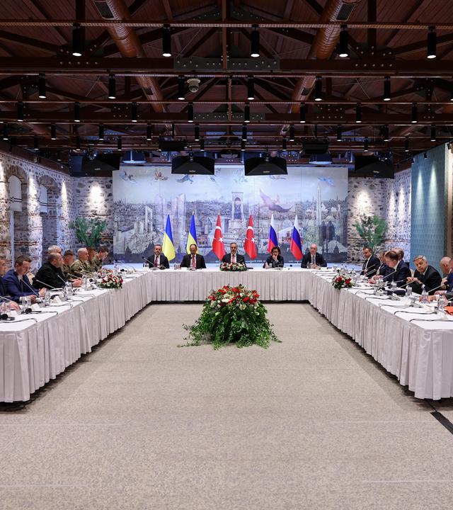 Türkei, Istanbul: Delegationen der ukrainischen und der russischen Delegationen verhandeln unter Vermittlung der Türkei im Istanbuler Dolmabahce-Palast. 