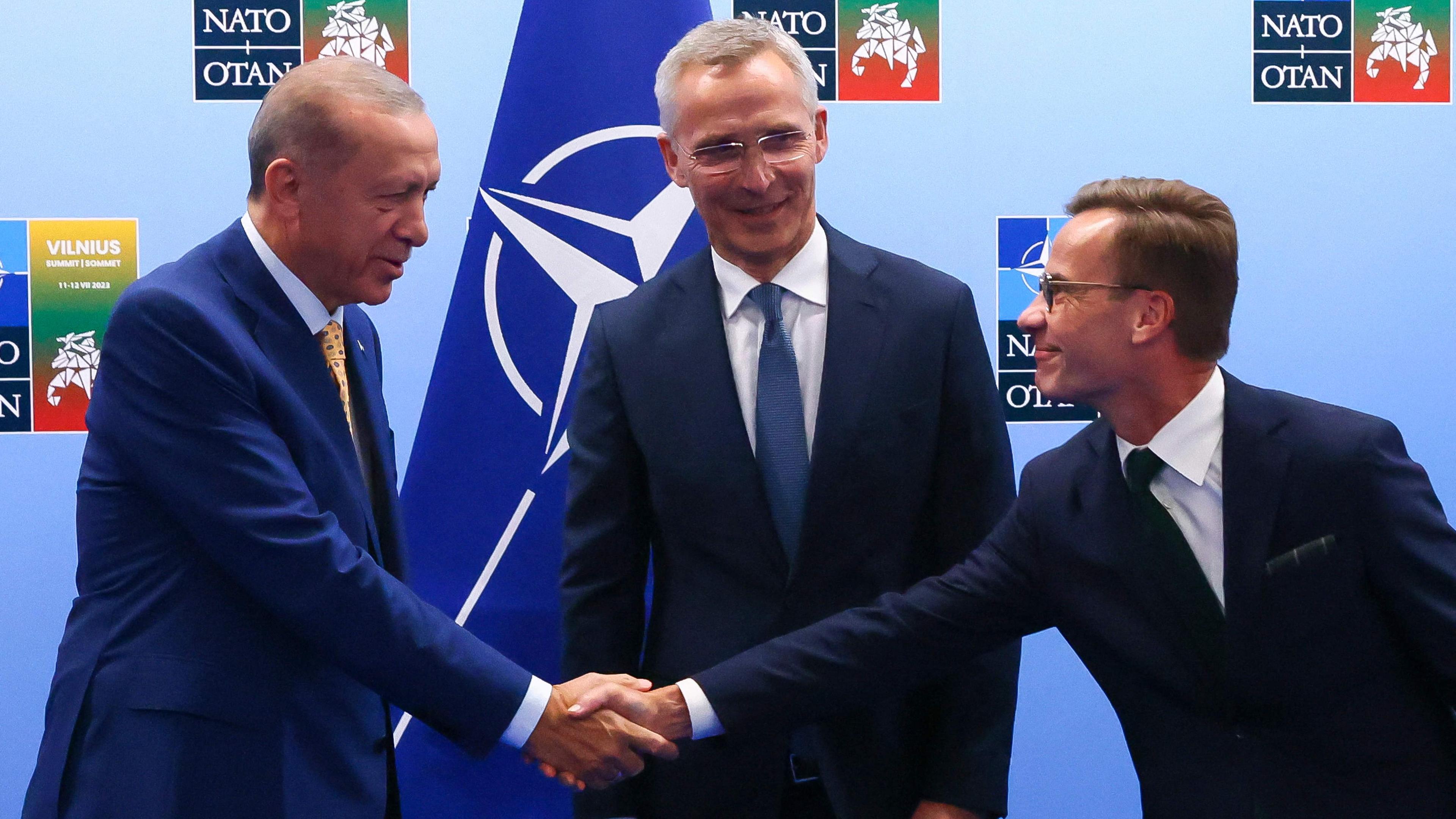 Erdogan und  Kristersson schütteln sich vor Stoltenberg die Hand.