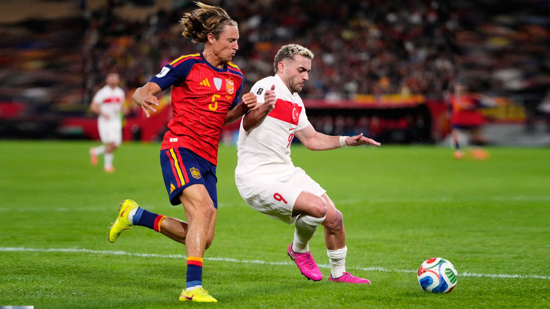 Deniz Gül (Türkei) und Marc Cucurella (Spanien) kämpfen. 