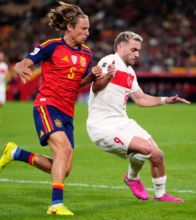 Deniz Gül (Türkei) und Marc Cucurella (Spanien) kämpfen. 