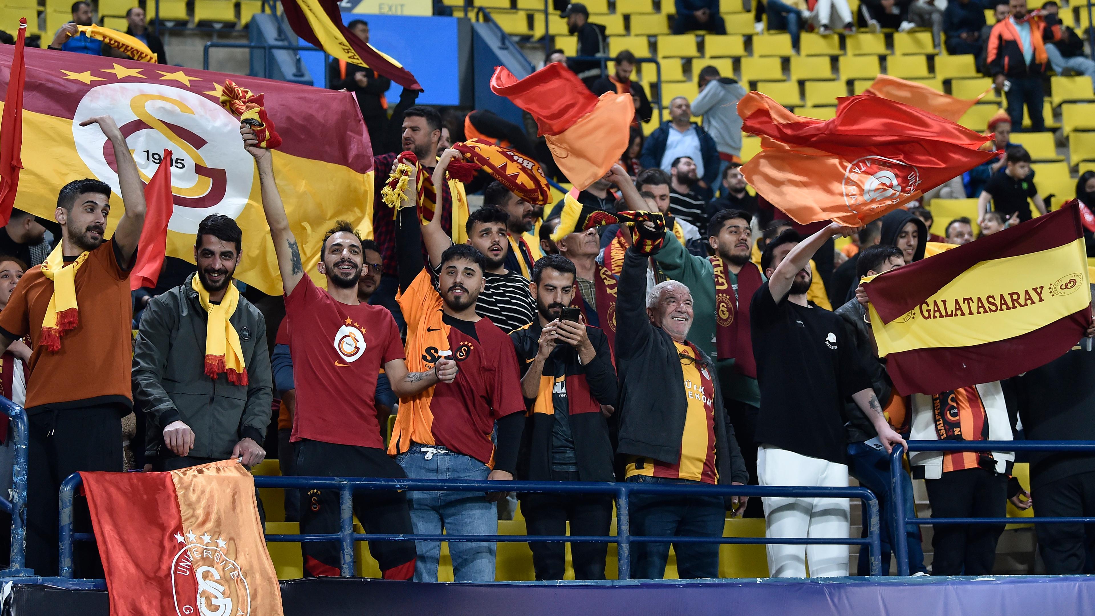 Fans von Galatasaray im Stadion von Riad