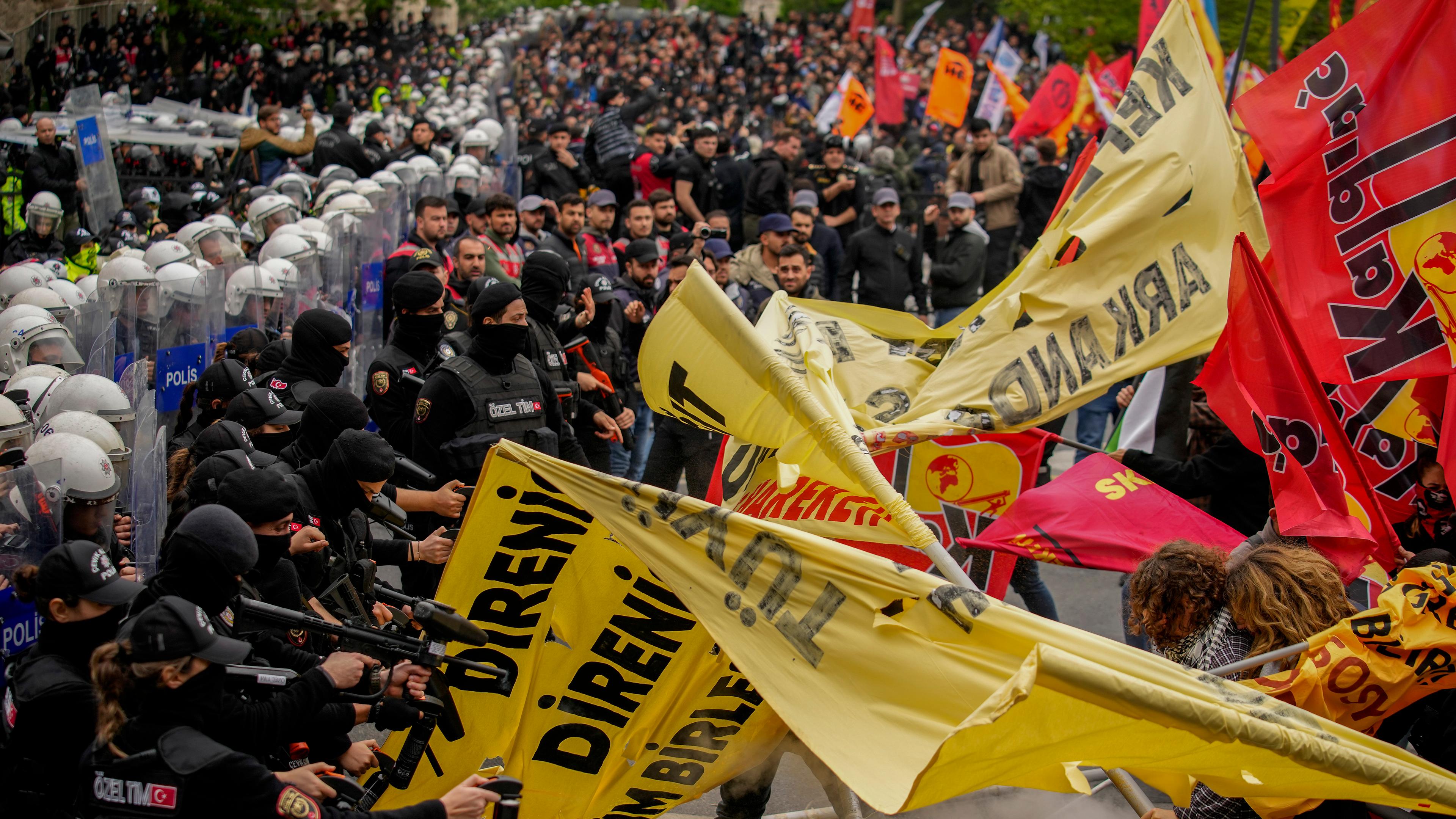 Gewerkschaftsmitglieder stoßen am Mittwoch, dem 1. Mai 2024, während der Feierlichkeiten zum Tag der Arbeit in Istanbul (Türkei) mit türkischen Polizisten zusammen.