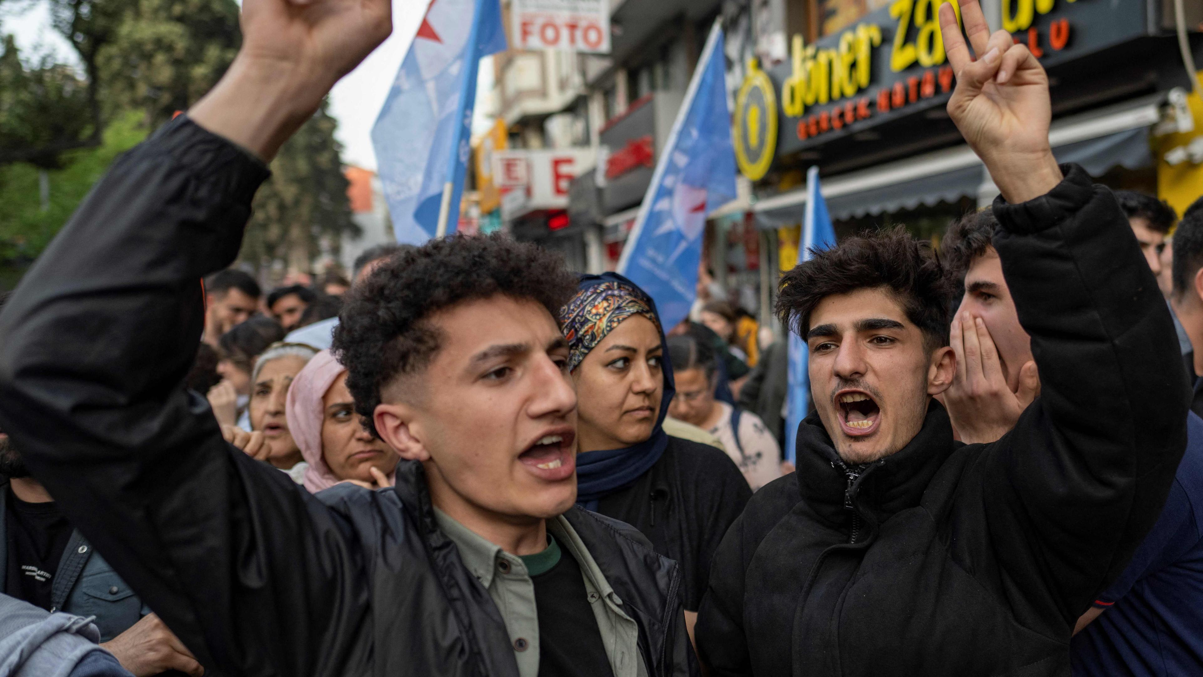 Unterstützer der pro-kurdischen DEM-Partei demonstrieren in Van, Türkei.
