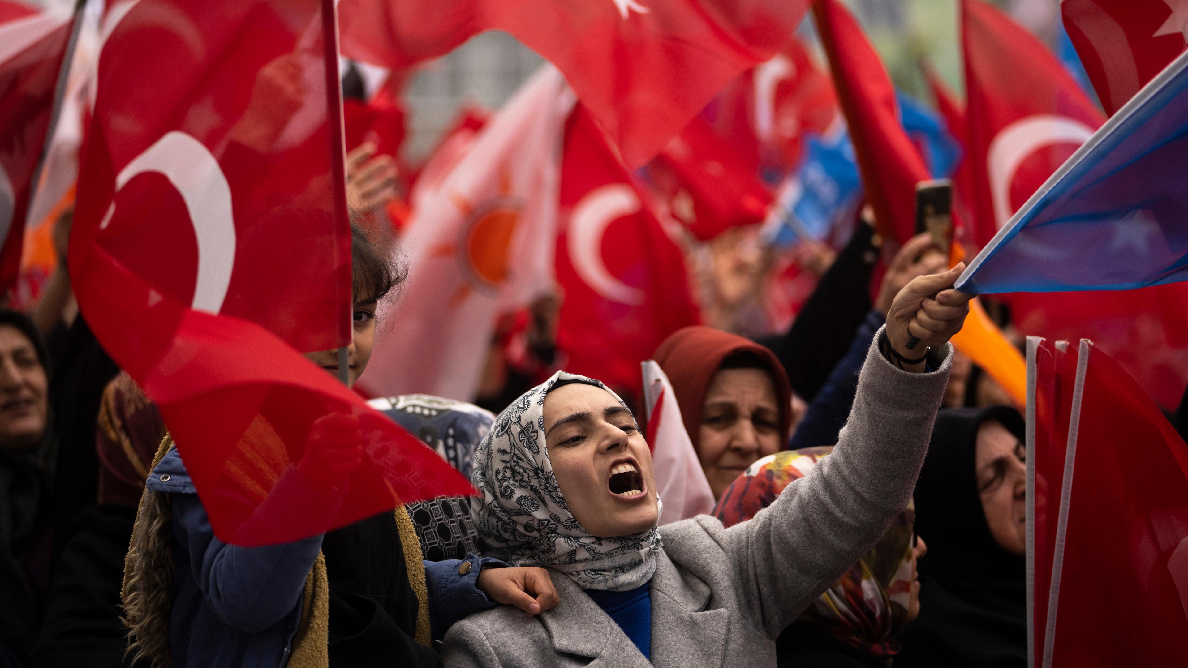 Unterstützer von Erdogan rufen Wahlslogans und wehen die türkische Nationalflagge