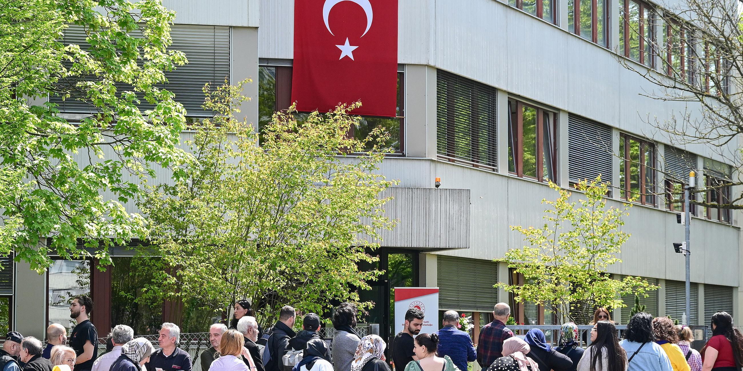 Türken vor einem Wahllokal in Stuttgart