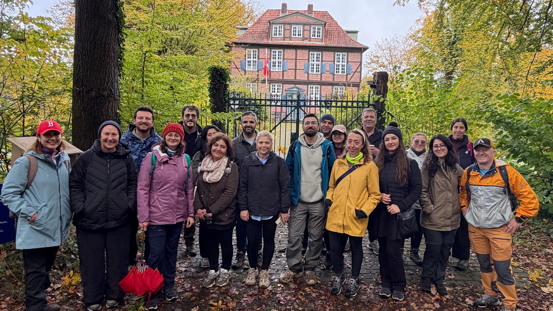 Wandergruppe vor einem Schloss im Wald