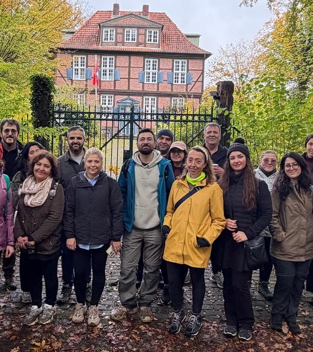 Wandergruppe vor einem Schloss im Wald
