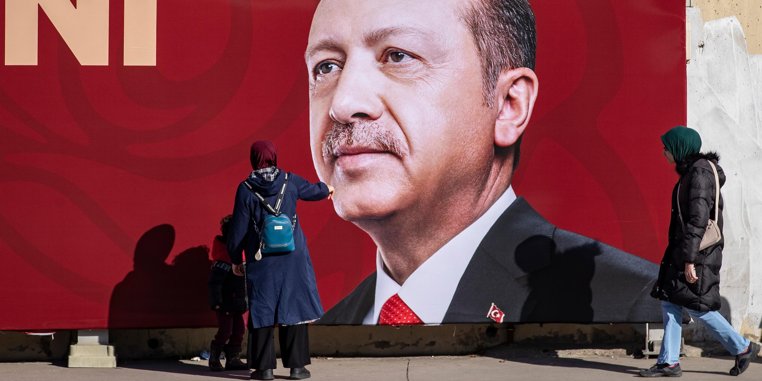 Eine Frau zeigt ihrem Kind ein Bild des türkischen Präsidenten Recep Tayyip Erdogan in Istanbul (Türkei), aufgenommen am 118.01.2023