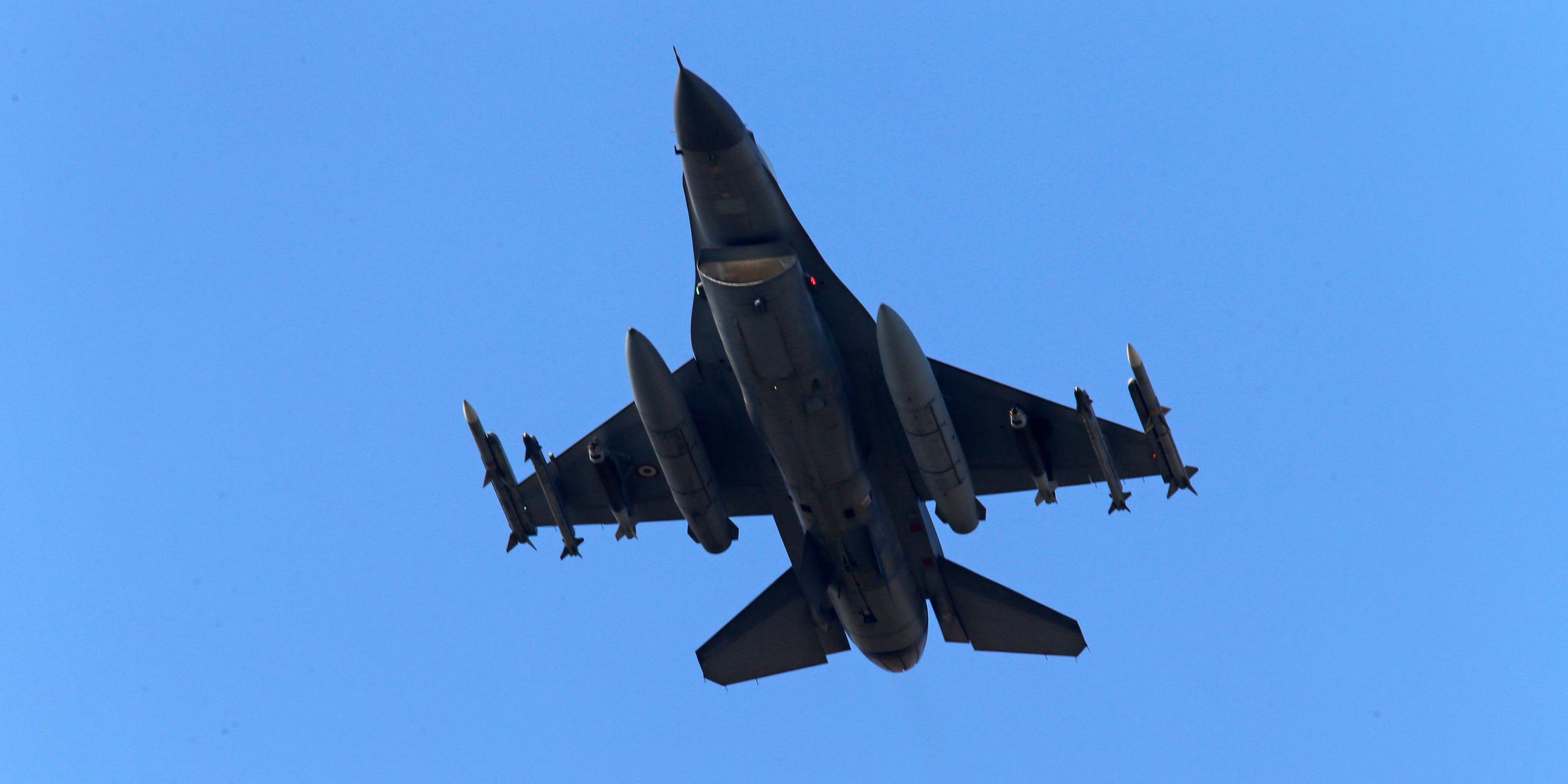 Ein türkisches Kampfflugzeug in der Luft.