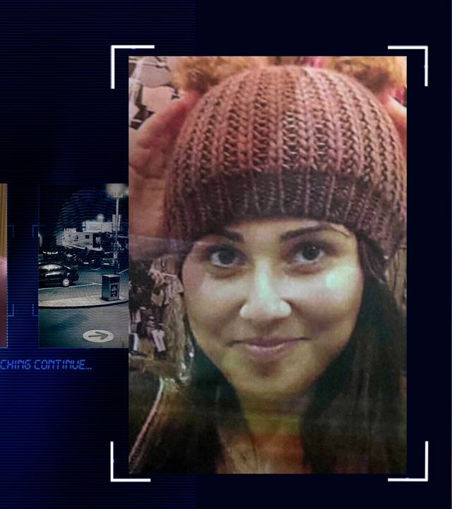 Portraitfoto einer jungen Frau mit schwarzen Haaren. Sie trägt eine braune Strickmütze, die sie tief über die Stirn gezogen hat. Links daneben: Lichtschematische Darstellung eines Fingerabdrucks.