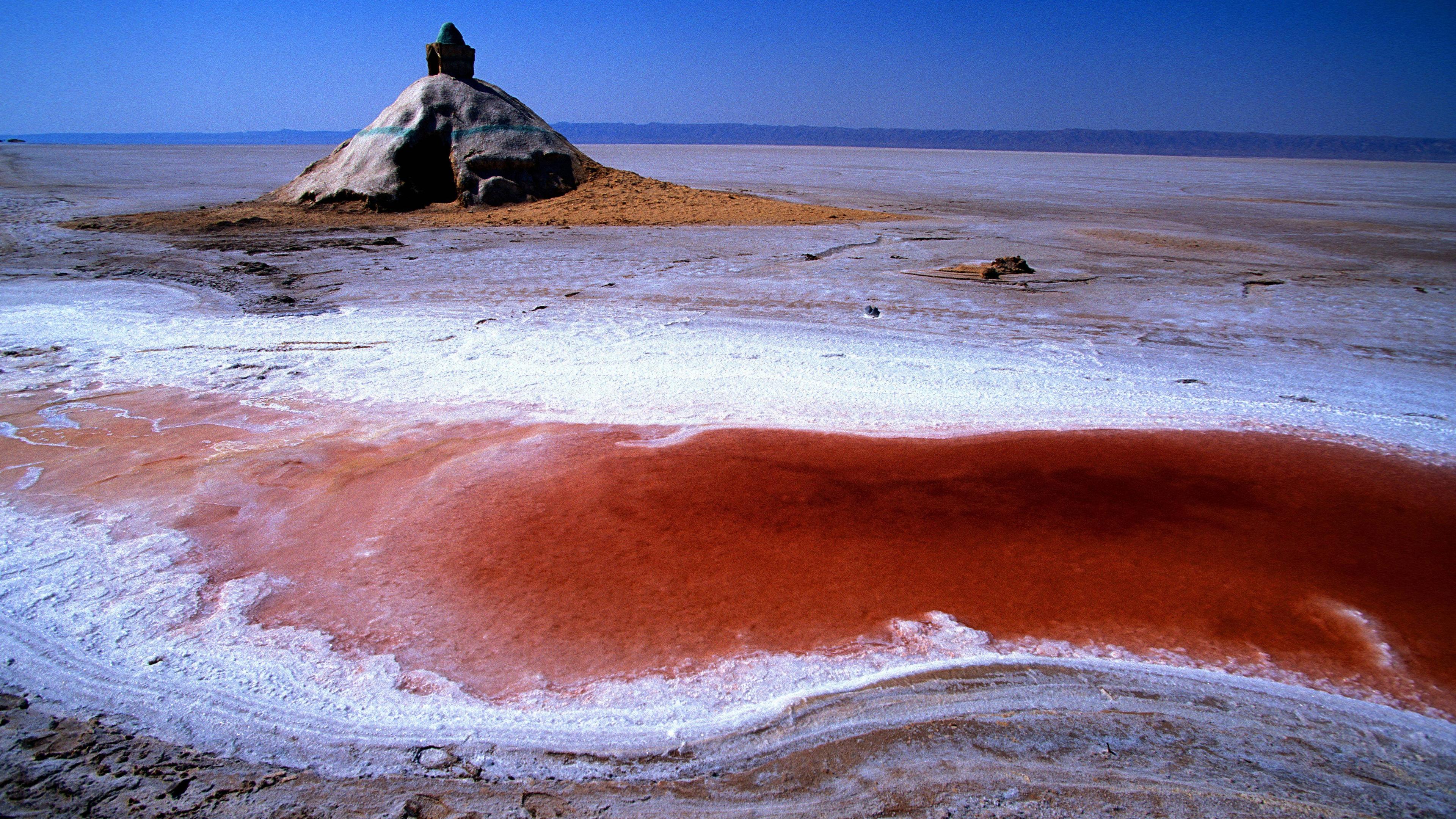 Der Chott el-Djerid hat wegen bestimmter Mineralien eine rote Farbe.