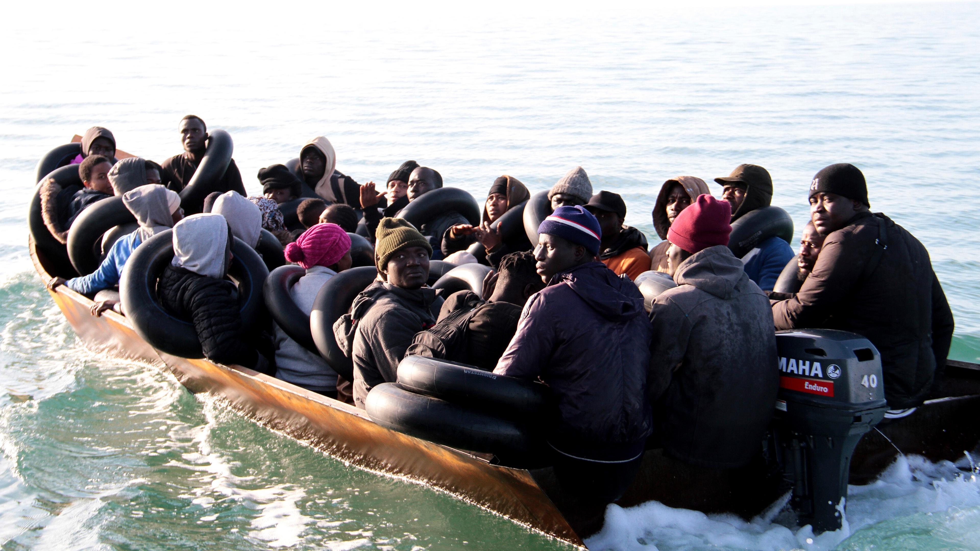 Flüchtlinge auf Boot im Mittelmeer