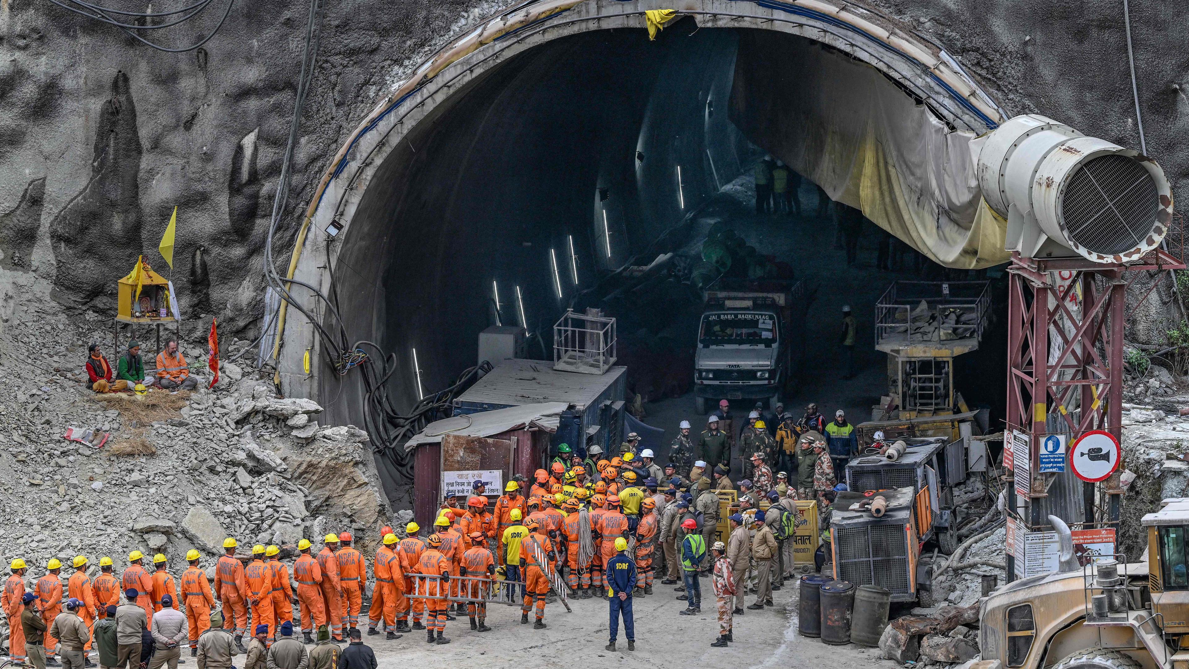 Mitarbeiter der National Disaster Response Force und andere Rettungskräfte versammeln sich in der Nähe des eingestürzten, im Bau befindlichen Silkyara-Tunnels , aufgenommen am 28.11.2023