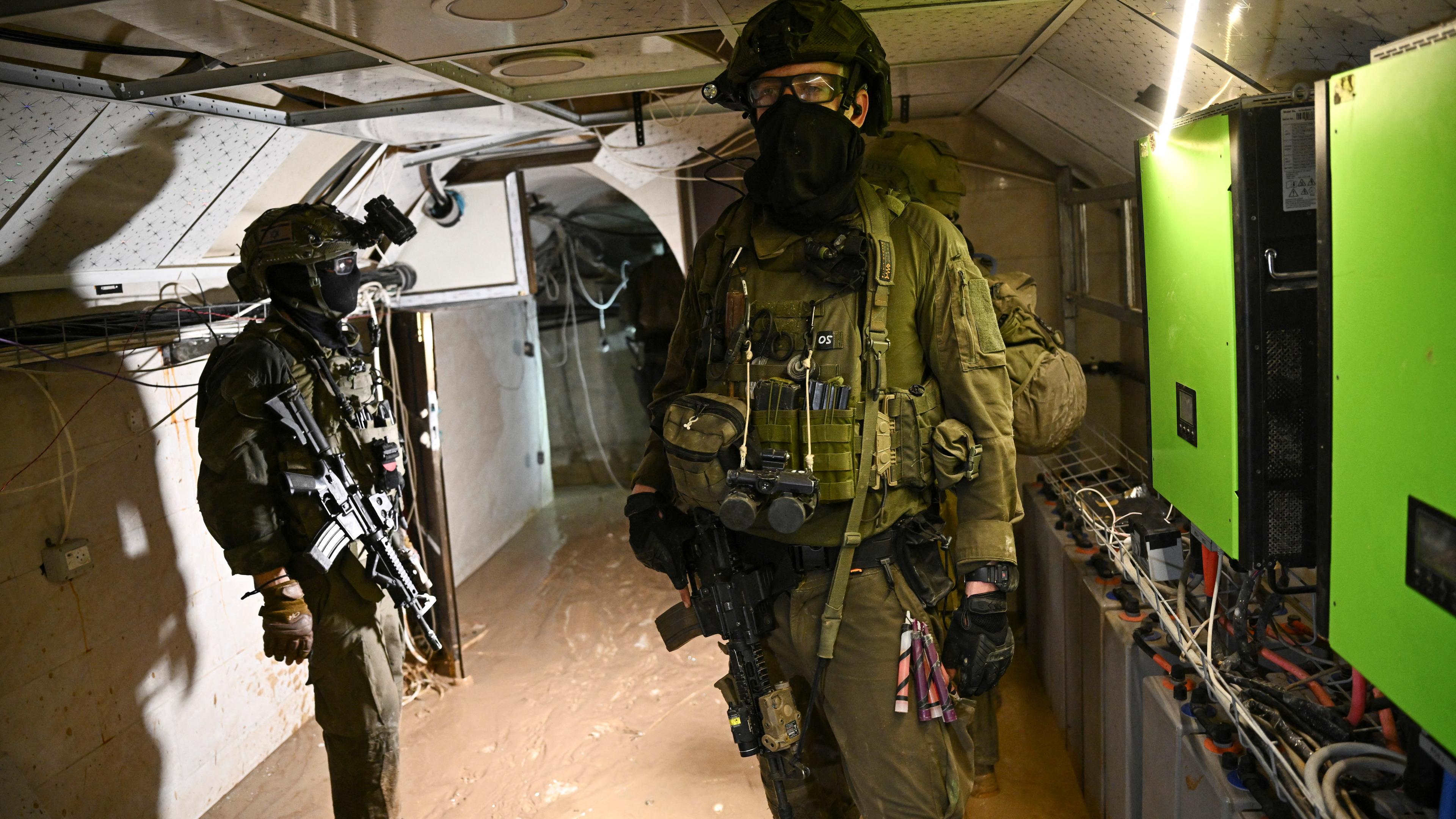 Israelische Soldaten in einem Tunnel unter dem UNRWA-Hauptquartier