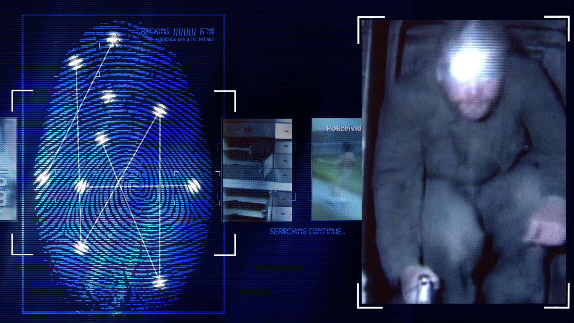 Ein Polizist kriecht durch einen Tunnel. Er trägt ein Kopflicht und schaut in die Kamera. Standbild aus einem Polizeivideo Links daneben: Lichtschematische Darstellung eines Fingerabdrucks