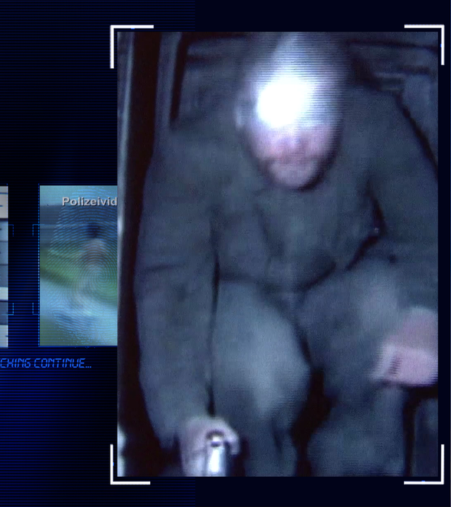 Ein Polizist kriecht durch einen Tunnel. Er trägt ein Kopflicht und schaut in die Kamera. Standbild aus einem Polizeivideo Links daneben: Lichtschematische Darstellung eines Fingerabdrucks