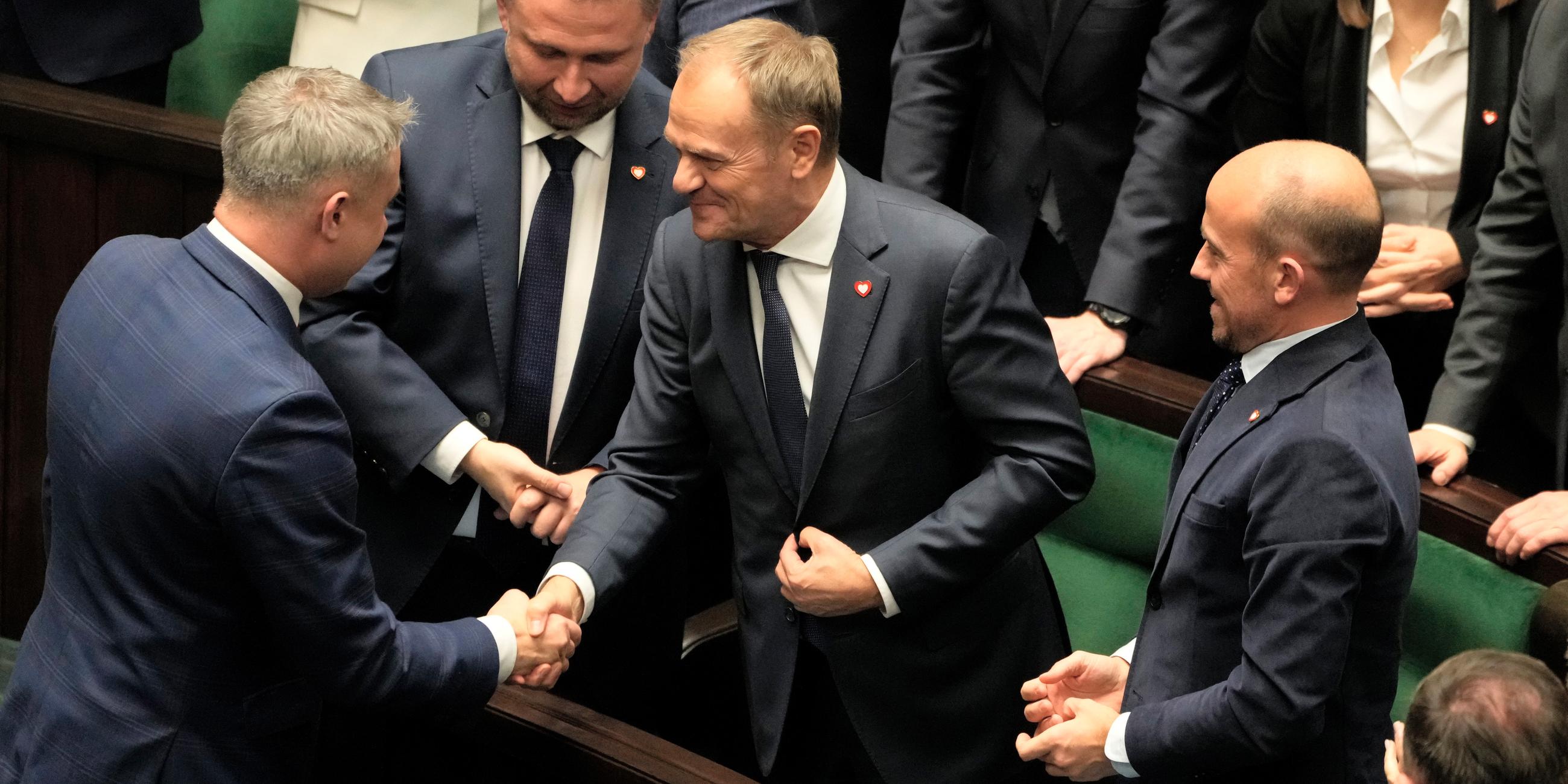 Mitglieder des Parlaments gratulieren Tusk nach seiner Wahl.