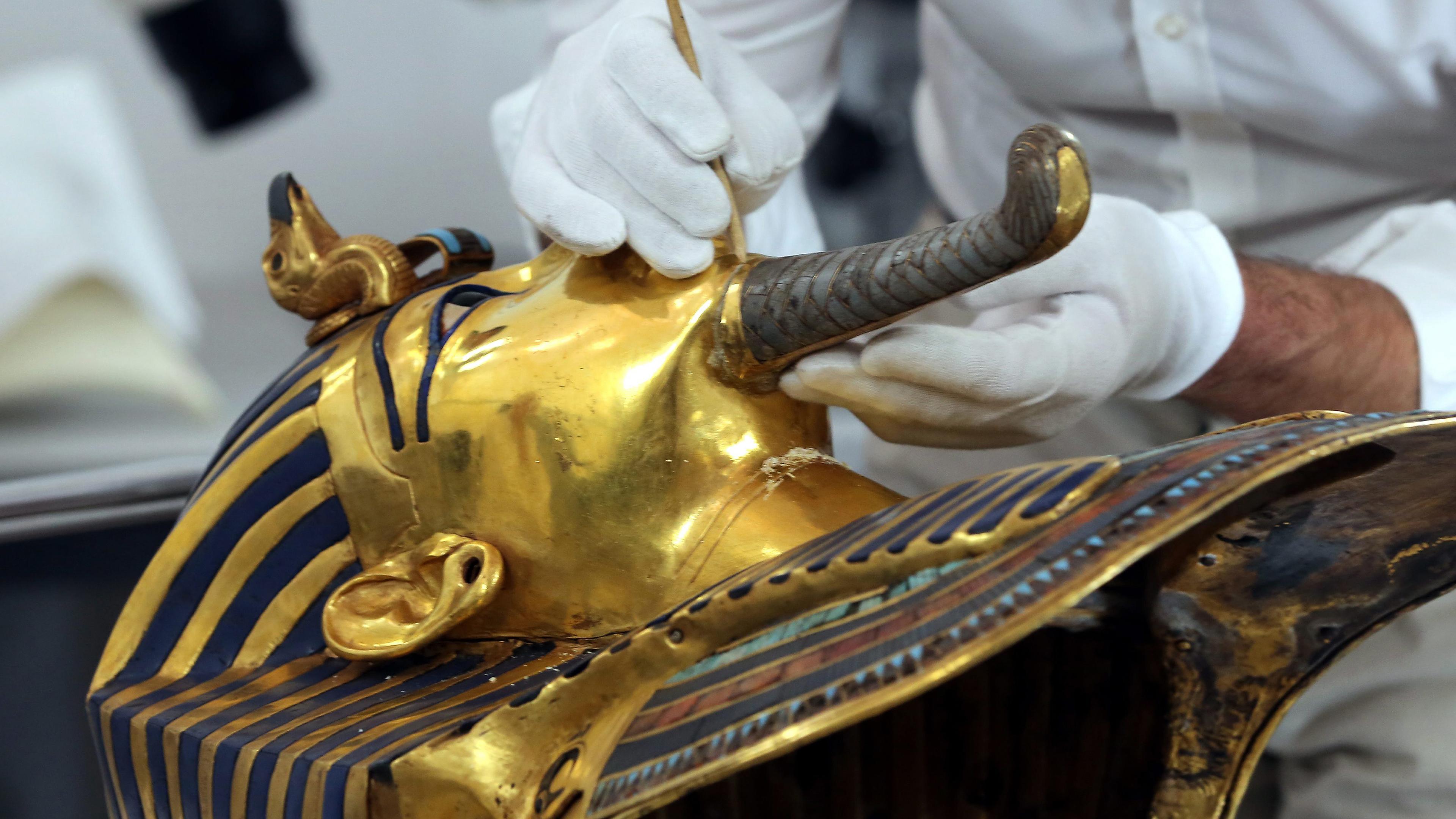 Der deutsche Restaurator Christian Eckmann bei Arbeiten an der goldenen Totenmaske von Pharao Tutanchamun während der Restauration, aufgenommen am 0.10.2015