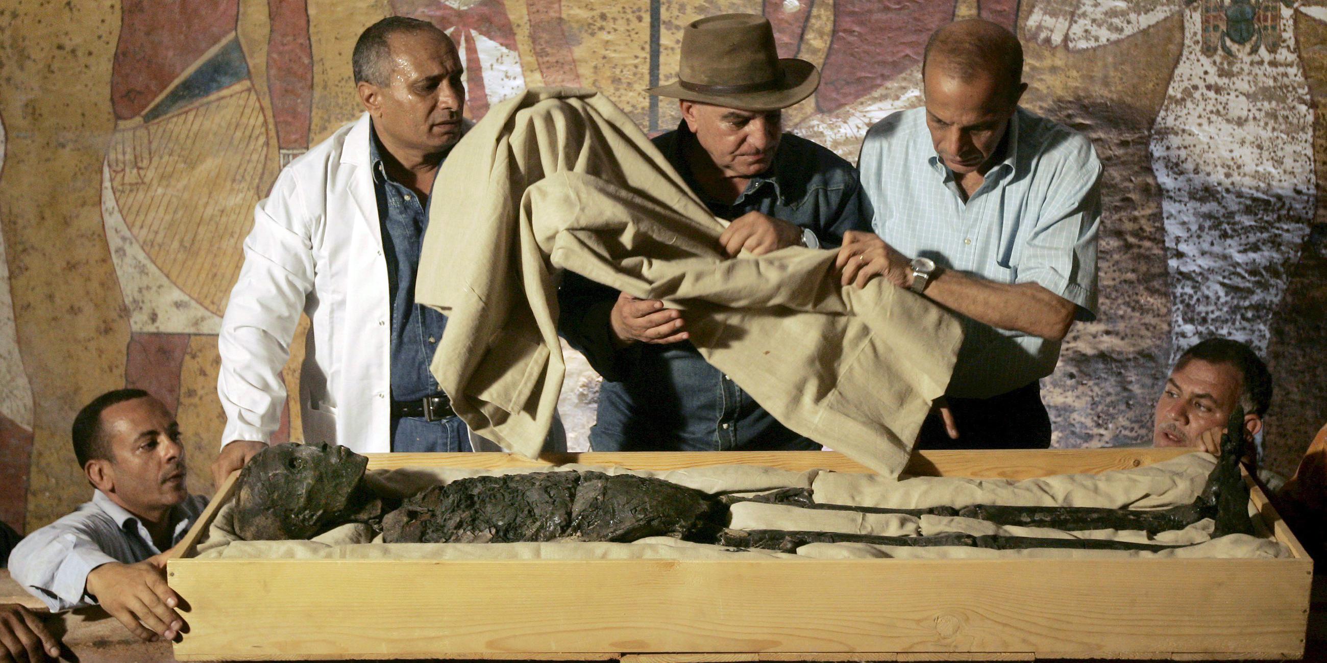 Zahi Hawass (M), damaliger Chef der ägyptischen Altertümerverwaltung, überwacht die Freilegung der Mumie des König Tutanchamun im Tal der Könige, aufgenommen am 04.11.2007