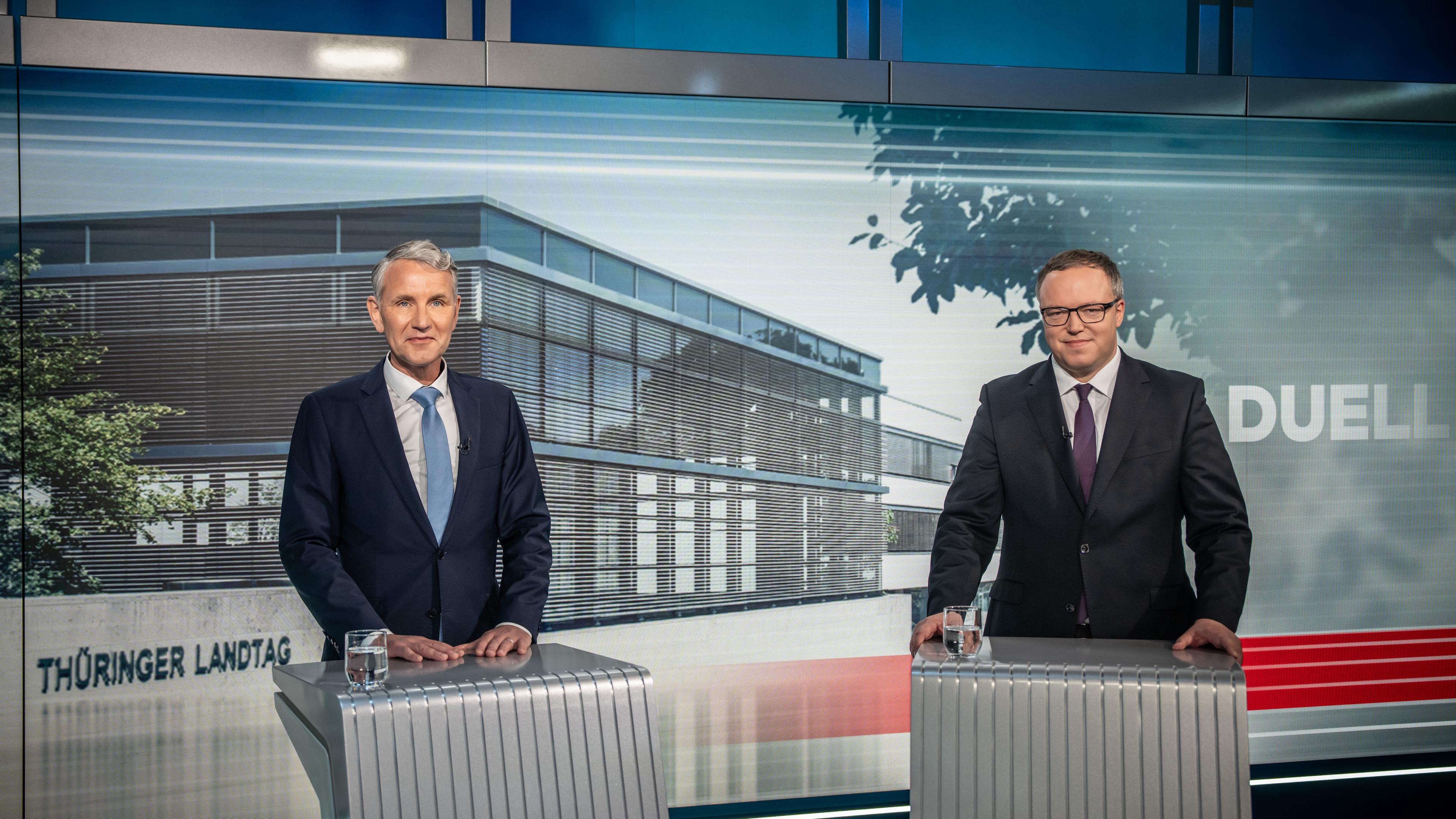 Björn Höcke (AfD, l) und Mario Voigt (CDU, r), Spitzenkandidaten für die Landtagswahl in Thüringen, stehen beim TV-Duell bei Welt TV.