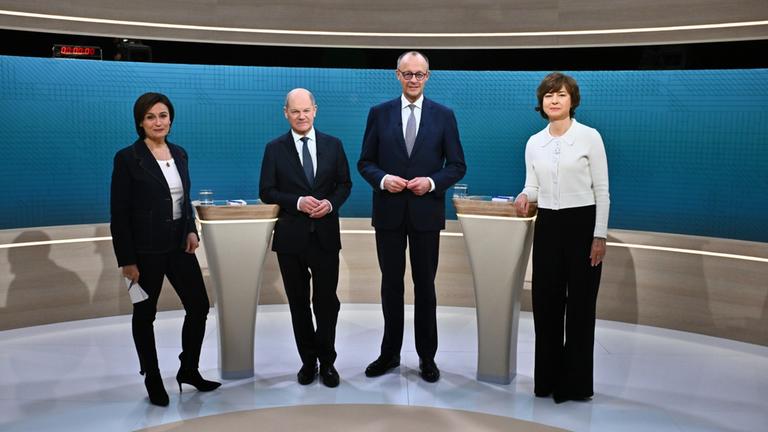 Vor dem TV-Duell zeigen sich Sandra Maischberger, Olaf Scholz, Friedrich Merz und Maybrit Illner.