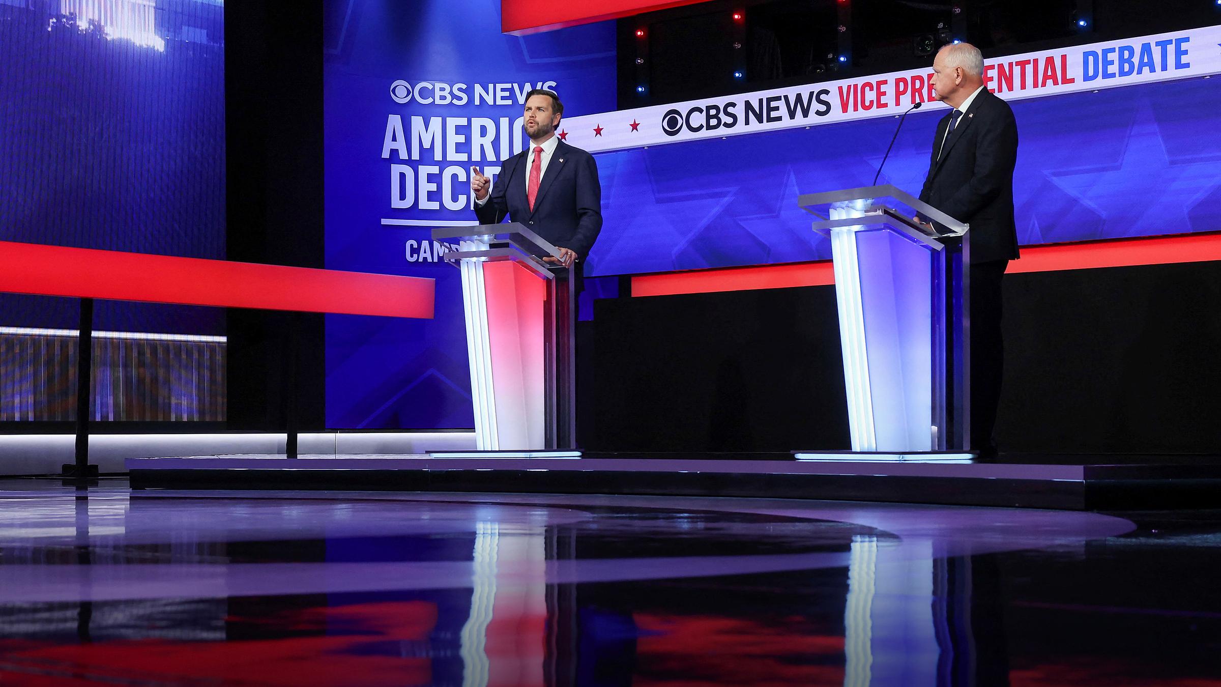 US-Vizepräsidentschaftskandidaten J.D. Vance und Tim Walz beim TV-Duell am 02.10.2024