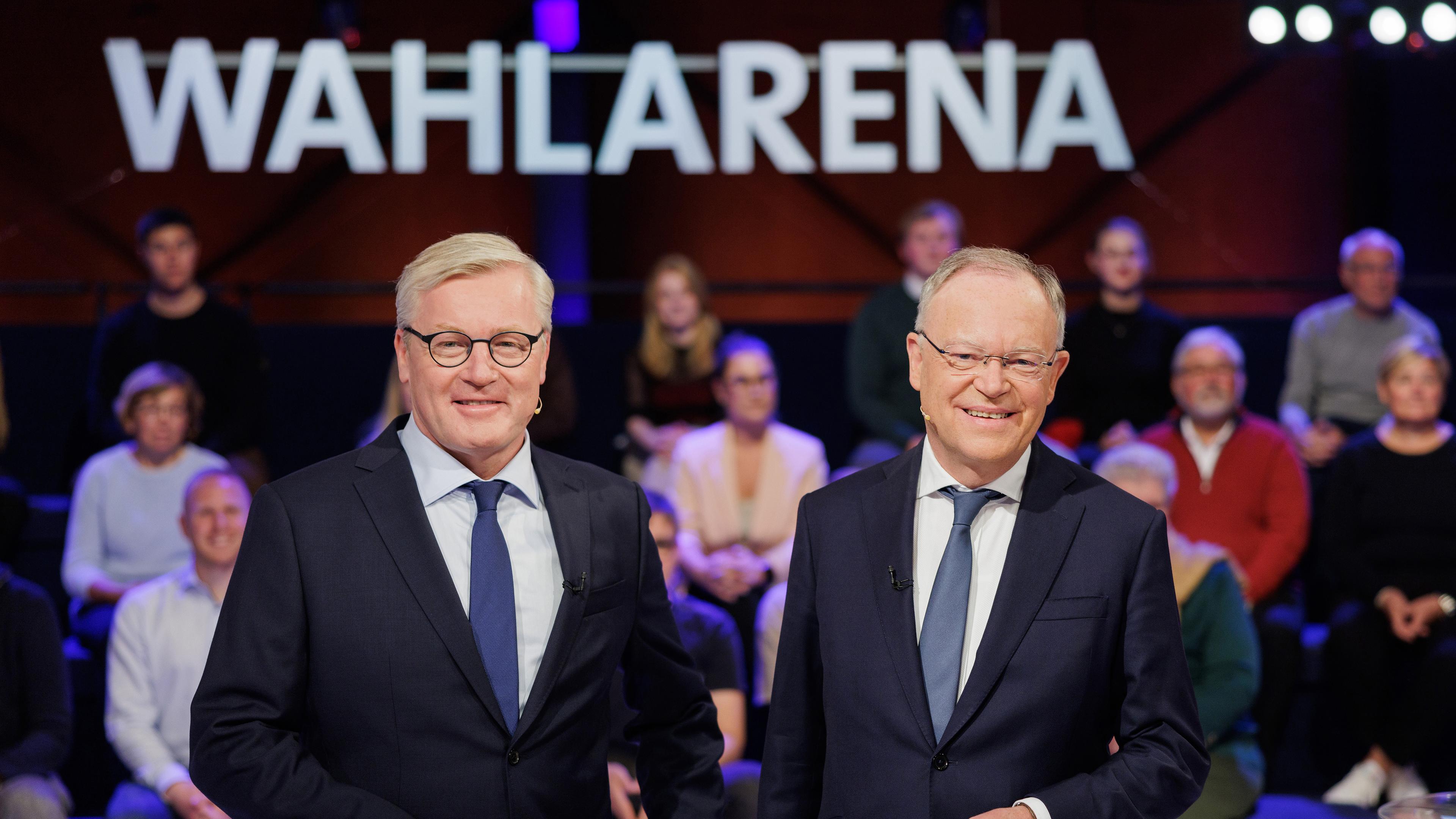Bernd Althusmann und Stephan Weil stehen vor Beginn des TV-Duell in Hildesheim am 27.09.2022