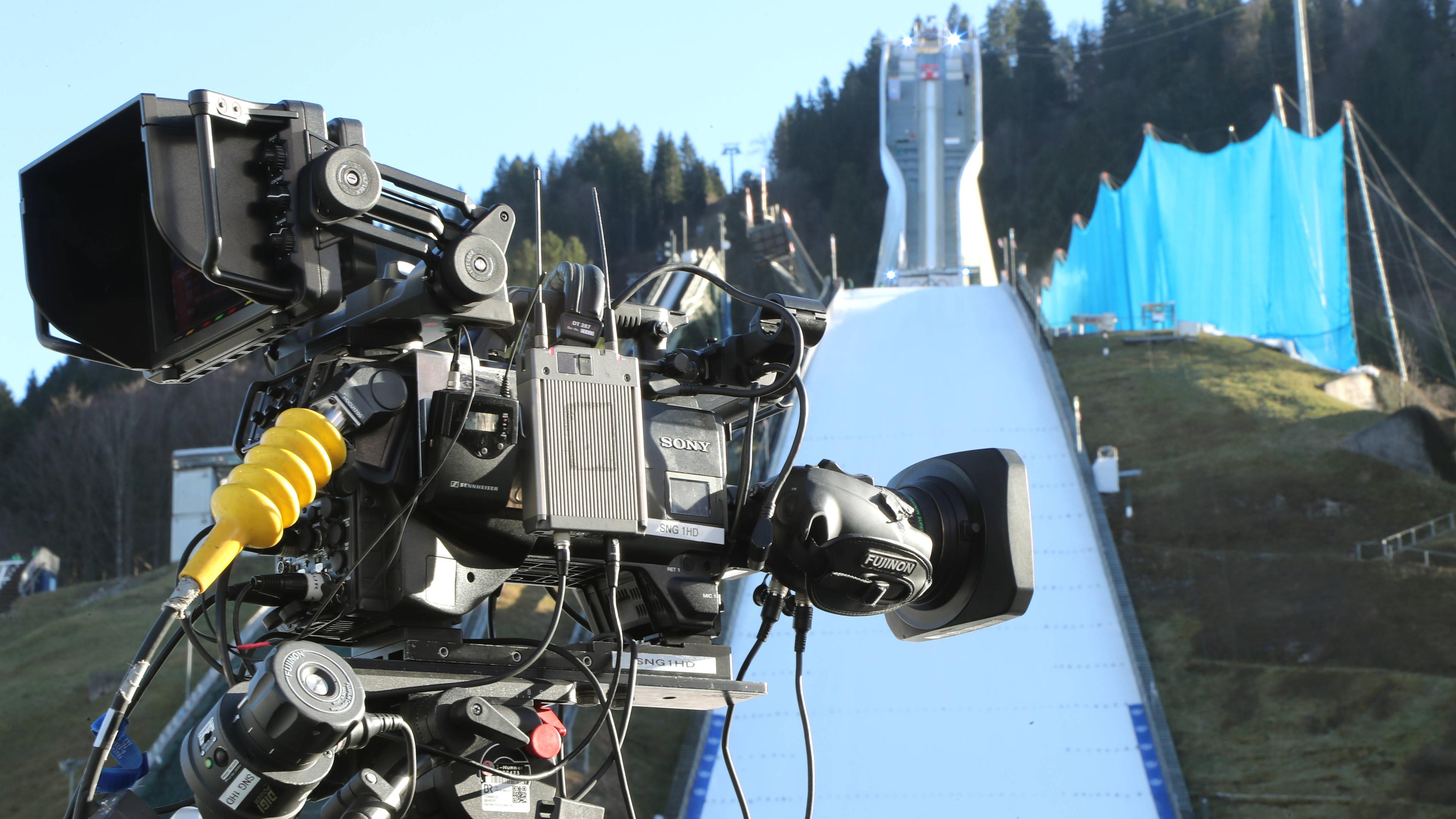 Fernsehkamera, TV-Kamera mit der grossen Olympiaschanze im Hintergrund