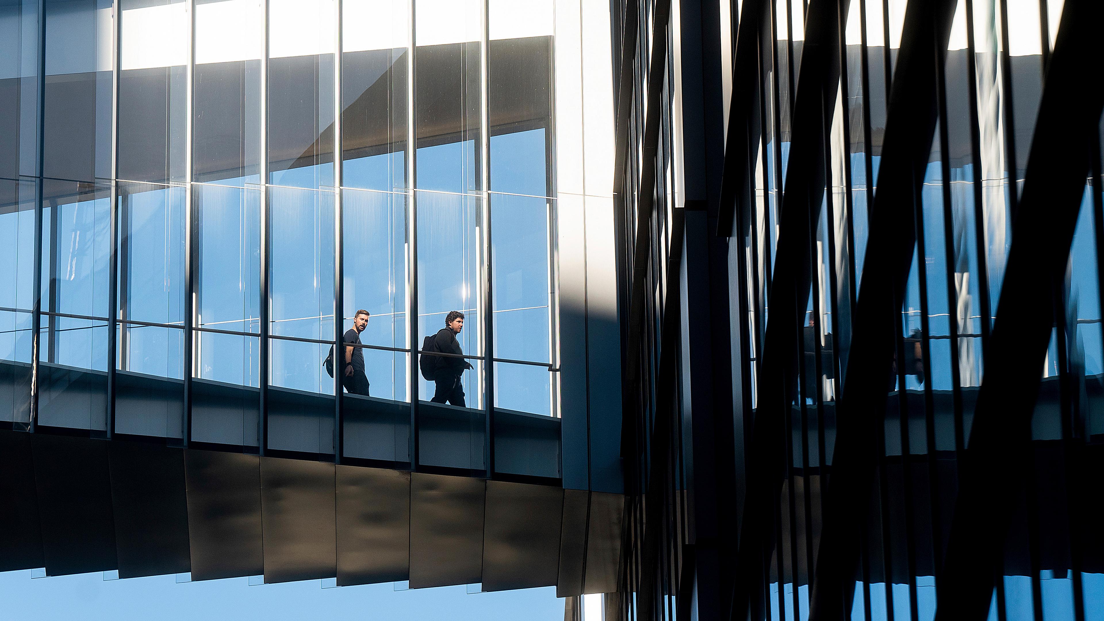 Twitter-Arbeiter überqueren am 01.11.2022, eine Skybridge in den Büros von Twitter in San Francisco