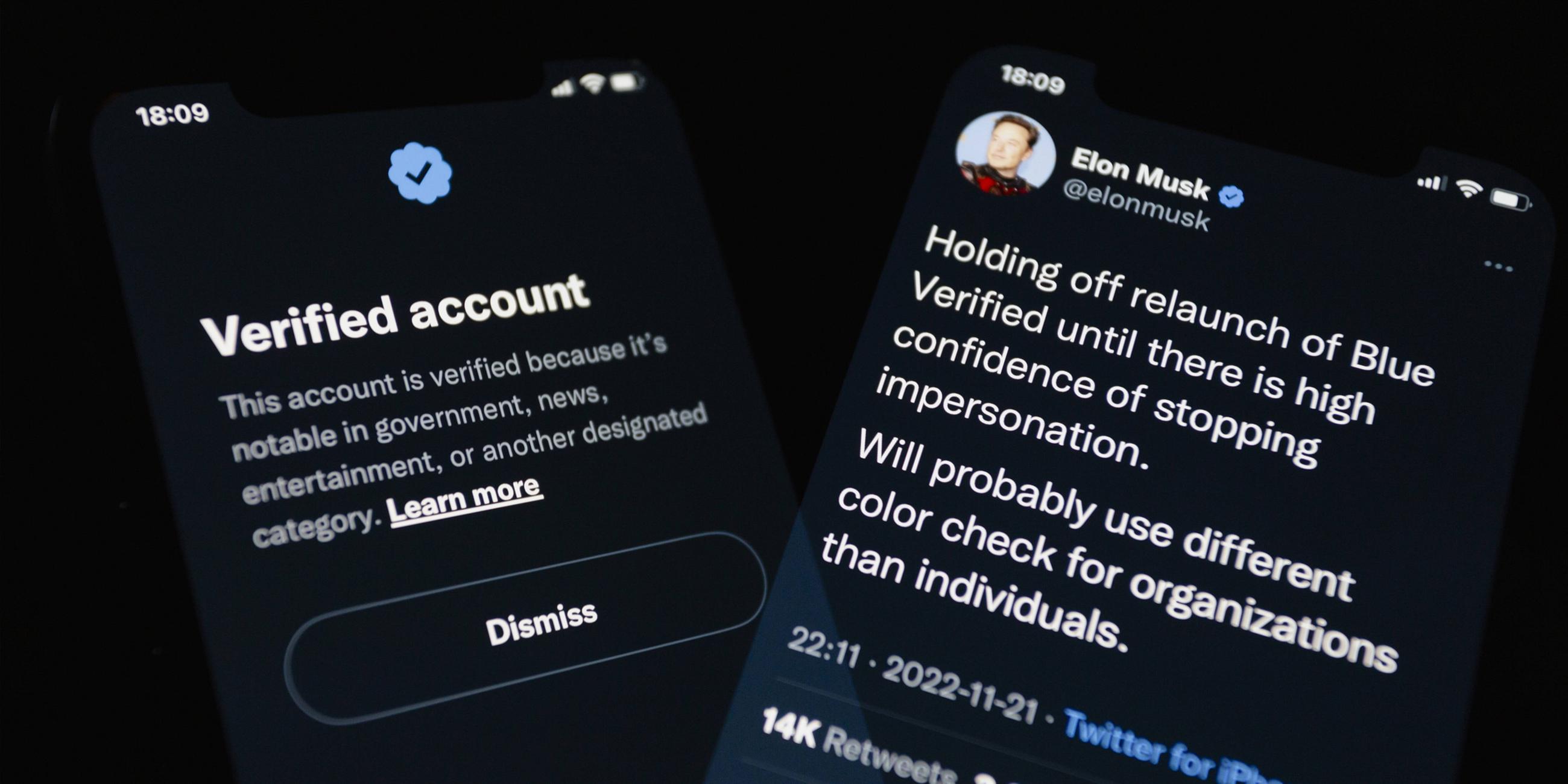 Blaues Häkchen der Twitter-App, auch bekannt als Verifizierungsabzeichen, und das Konto von Elon Musk werden auf dem Smartphone angezeigt.