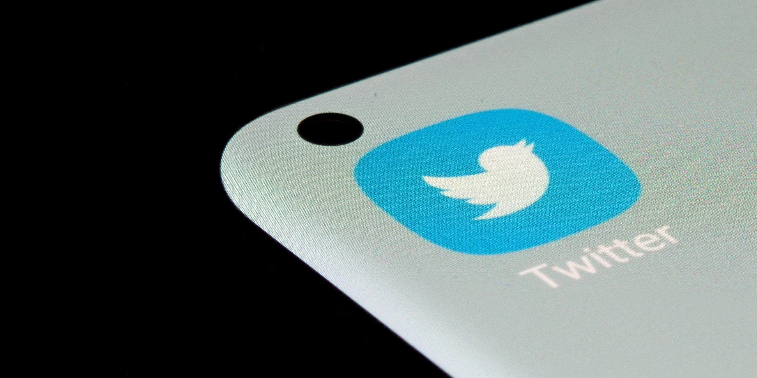 Das blaue Icon der Twitter-App mit dem ikonischen weißen Vogel darauf ist auf einem Smartphone-Display zu sehen.