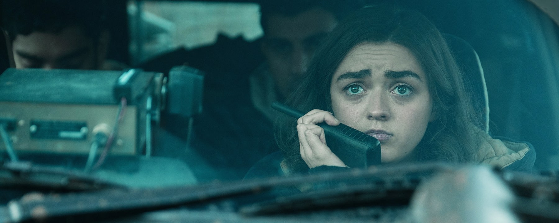Two weeks to live - Täuschung: Kim (Maisie Williams) sitzt in einem Auto und hält ein Funkgerät in ihrer Hand.