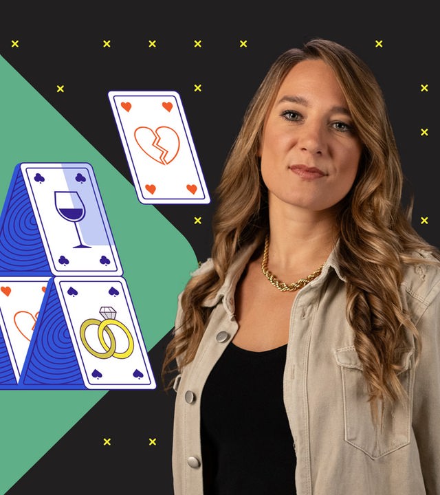 Biologin Jasmina Neudecker steht vor einer Grafik, die verschiedene Spielkarten zeigt, zu einem Kartenhaus gestapelt. Auf den Spielkarten sieht man verschiedene Symbole: Ein gebrochenes Herz, Ein halbes Glas Rotwein, Ehering, eine Uhr und eine verwelkte Blume. Das Kartenhaus bricht gerade zusammen.