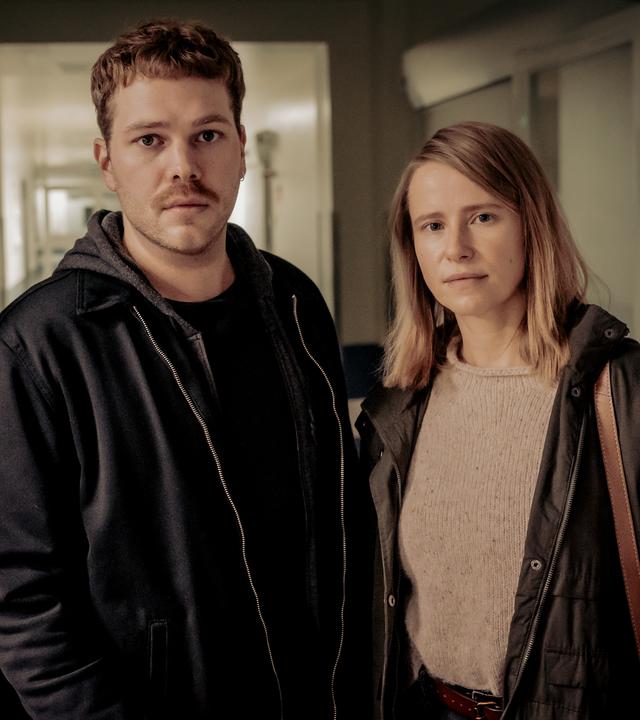 Von links: Sophie (Alina Stiegler), Moritz Becker (Ben Münchow), Freya (Susanne Bormann) stehen nebeneinander