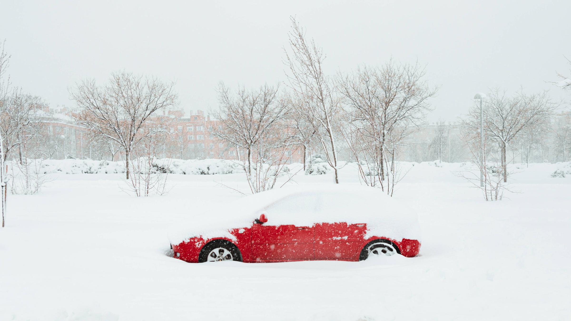 Typical: Ein Auto im Schnee