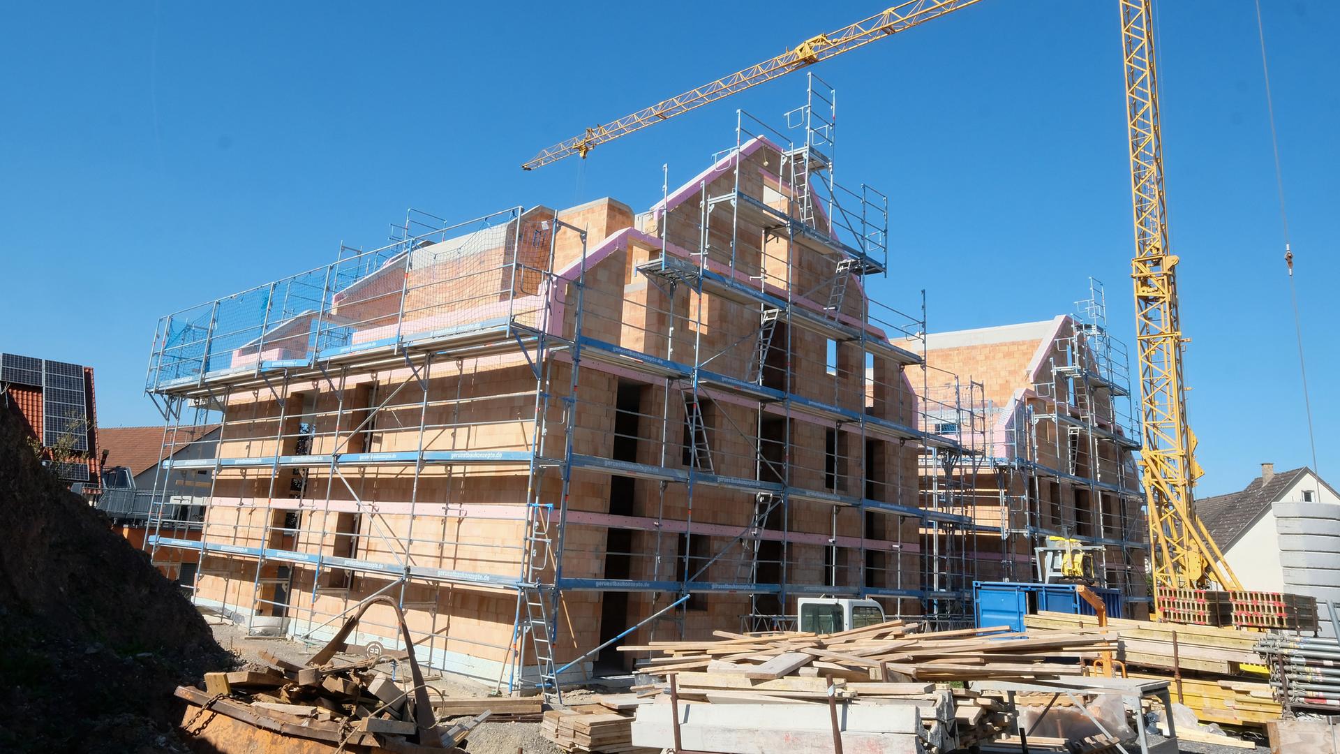 Typical: Baustelle eines Mehrfamilienhauses