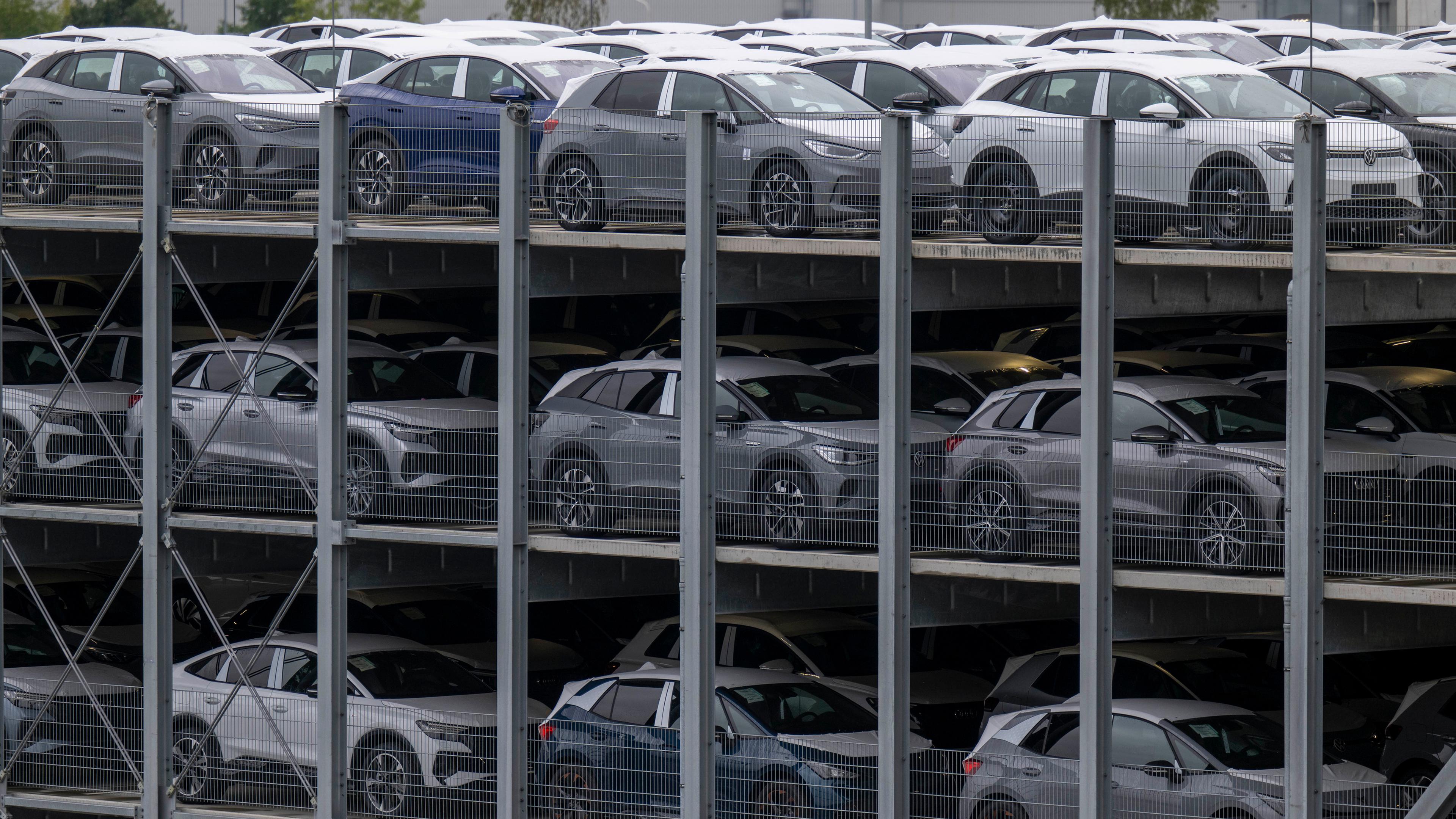 Elektrofahrzeuge aus der Produktion von Volkswagen Sachsen parken vor der Auslieferung auf dem Werksgelände in Zwickau. (14.09.2023)