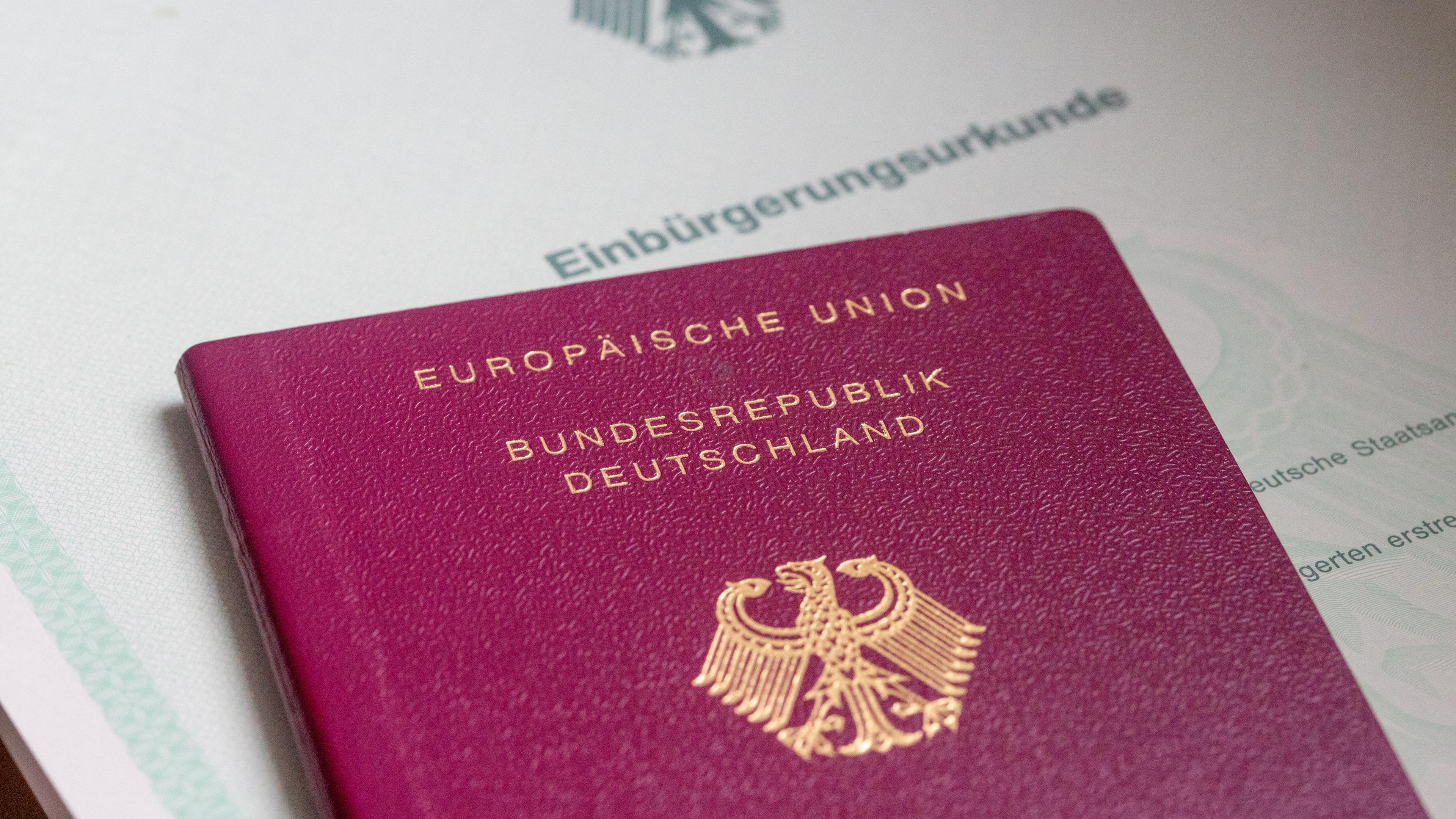 Typical: Einbürgerungsurkunde und Reisepass