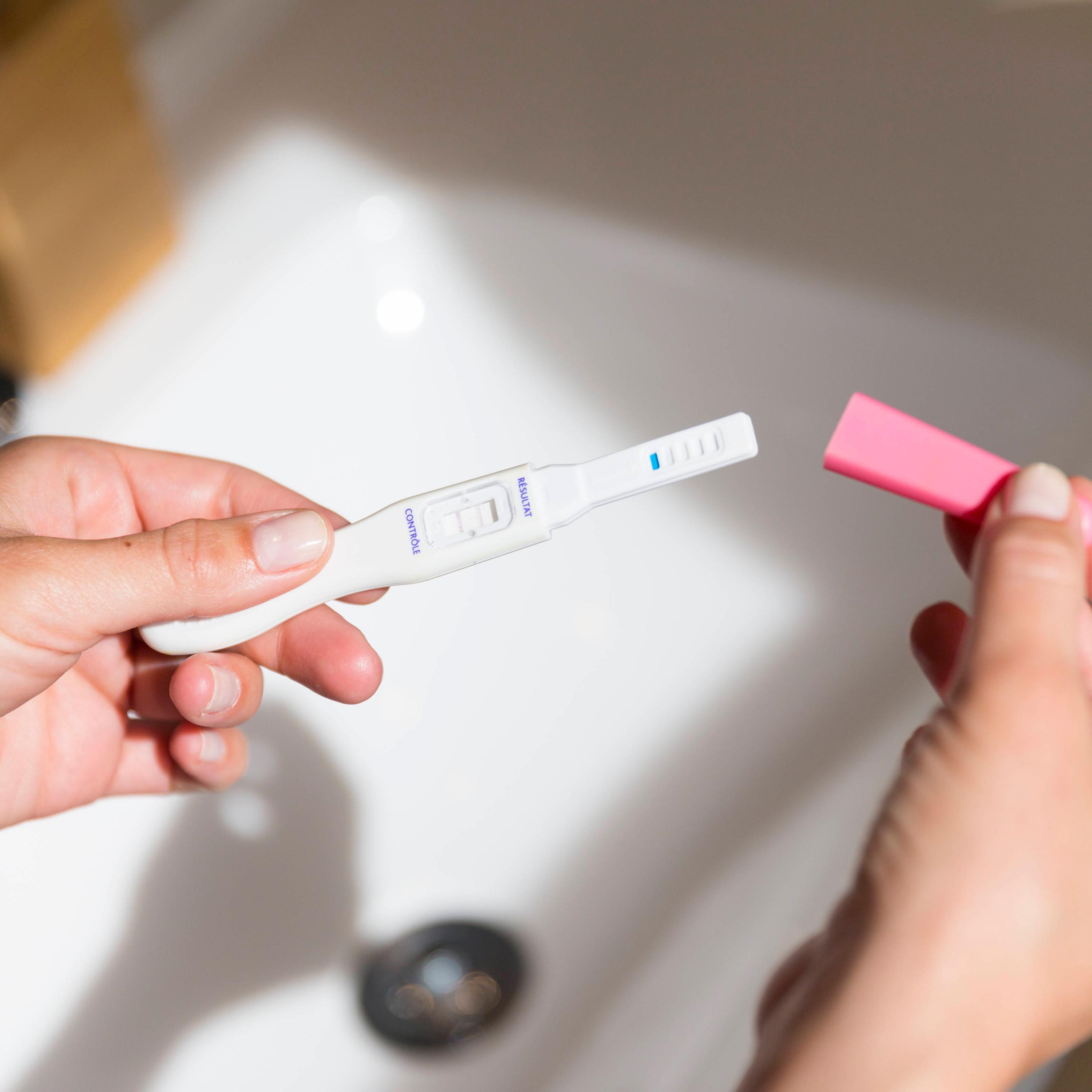Pregnancy test. Pregnancy test negative. Тест на беременность. Тест фирст. Сомнительный тест на беременность.
