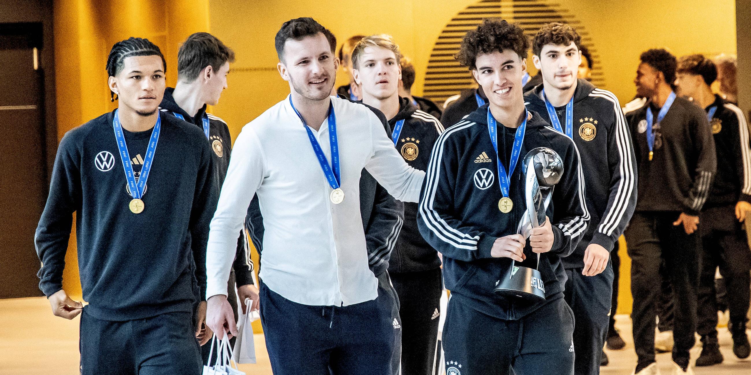 DFB-Präsident Bernd Neuendorf empfängt die Fußball Weltmeister U17 im DFB Campus in Frankfurt