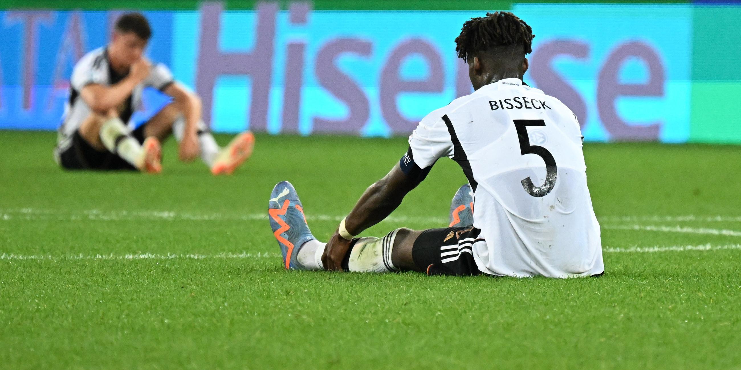 Zwei deutsche U21-Spieler sitzen auf dem Boden nach dem 1:2 bei der EM gegen Tschechien am 25.6.2023
