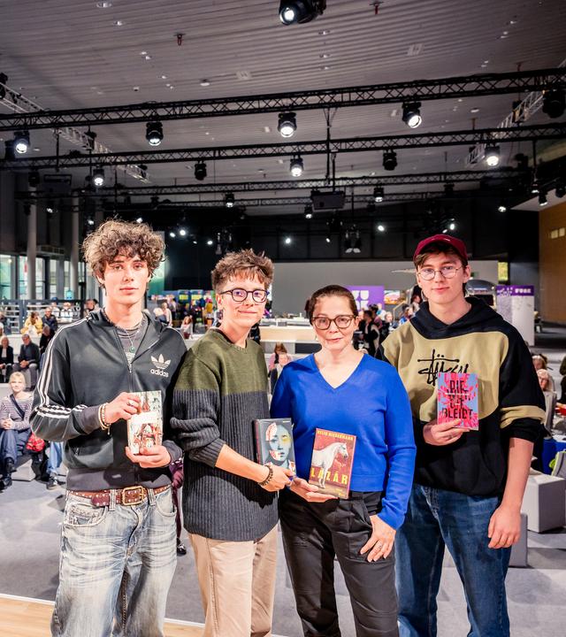 Auf der Lesebühne der Frankfurter Buchmesse steht Thea Dorn mit ihren drei jungen, lesebegeisterten Gästen des "U21 Spezial" des "Literarischen Quartetts"