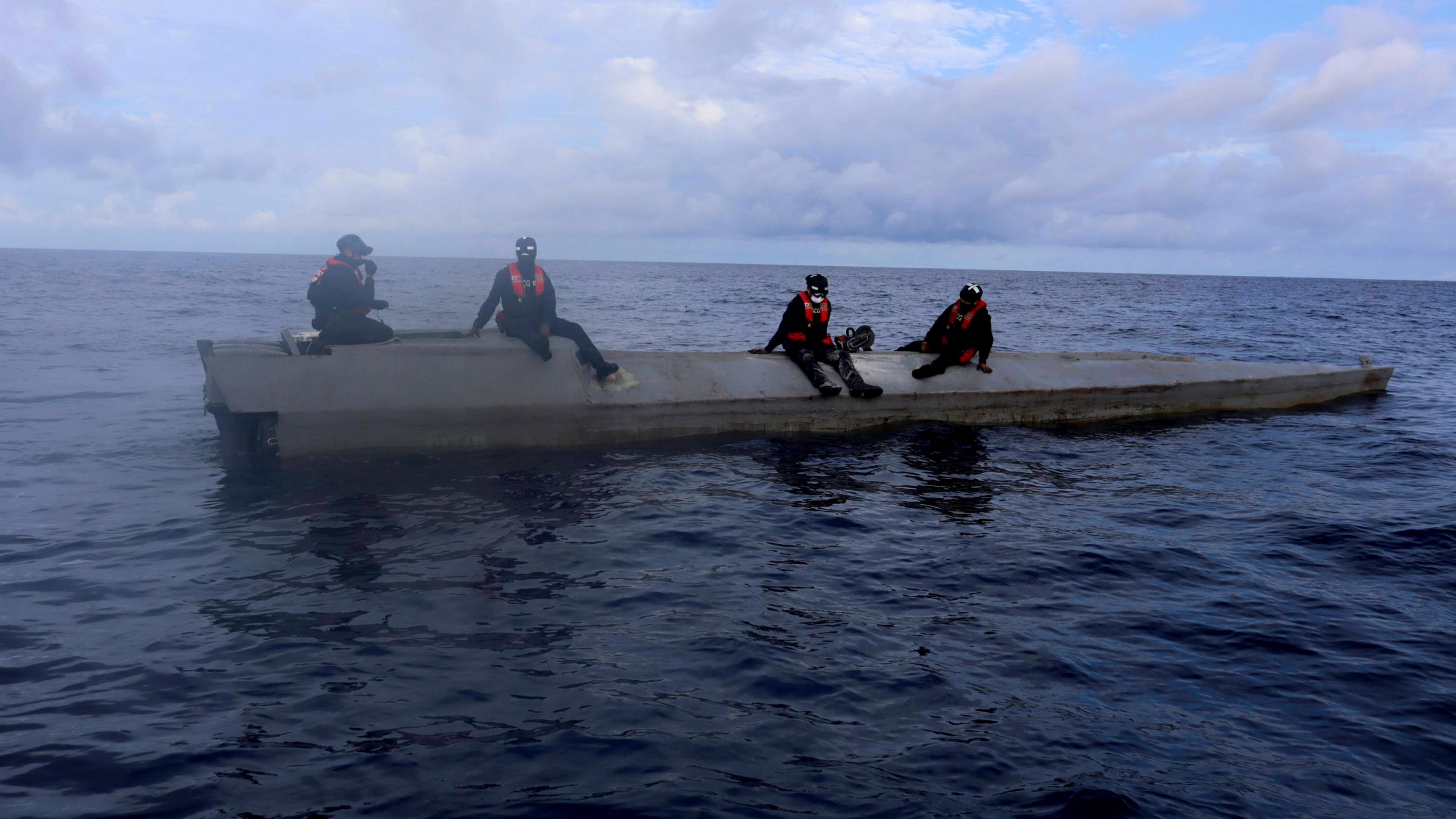 Bordbesatzung der Küstenwache sitzt auf einem flachen U-Boot-ähnlichen Schiff, das von Drogenschmugglern genutzt wird
