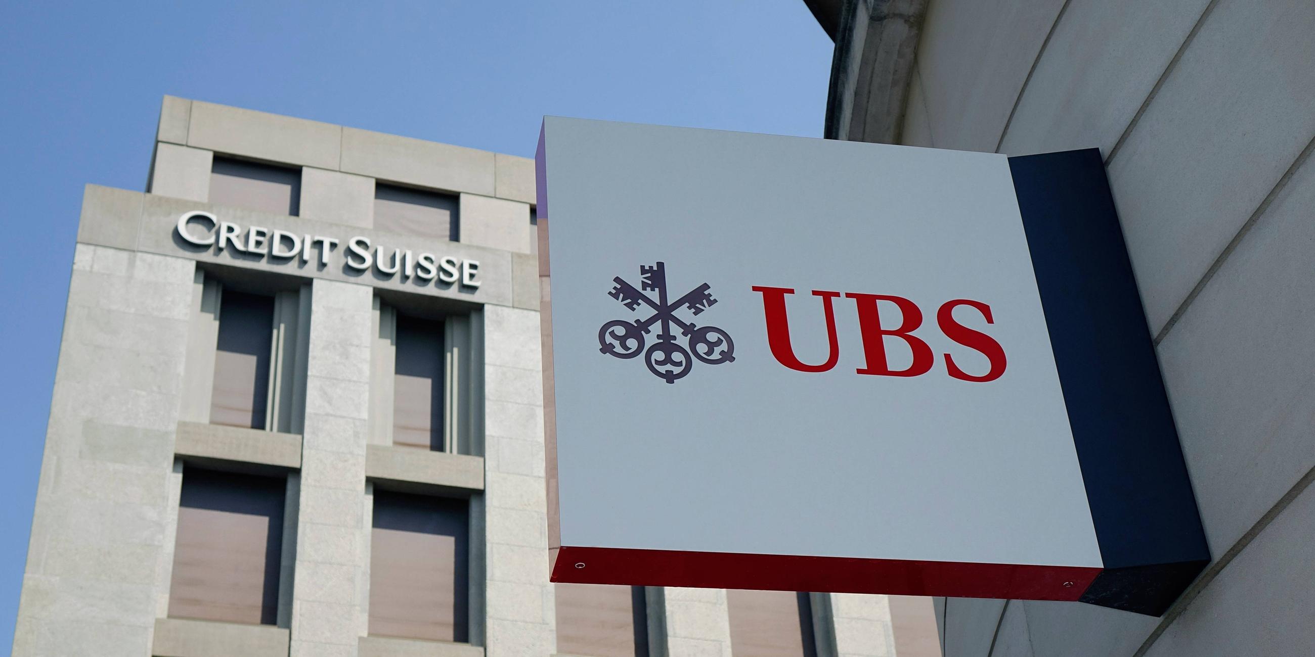 Das Bild zeigt Gebäude mit Logos der UBS und der Credit Suisse Bank in Genf.
