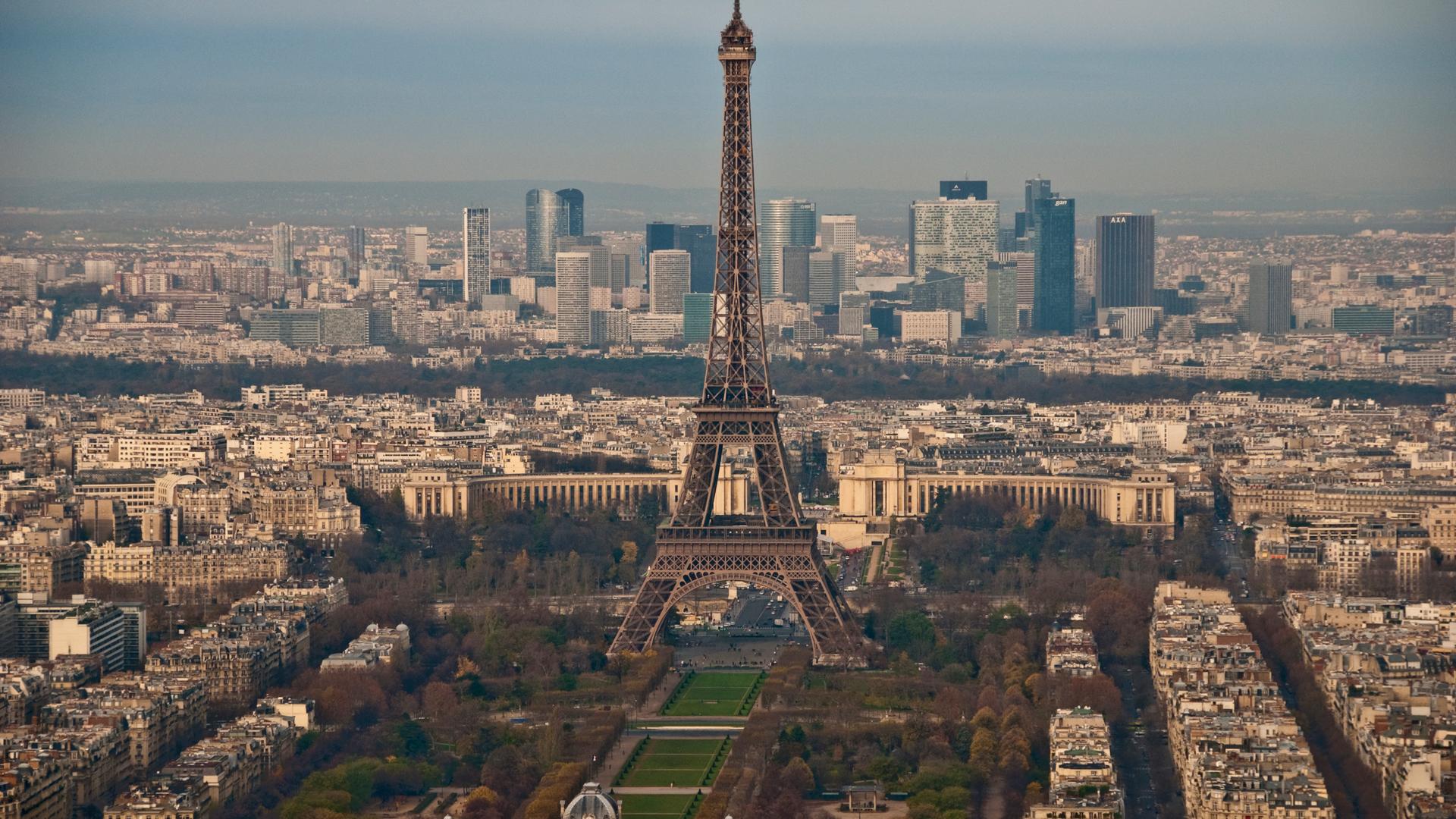 "Über den Dächern von Pari": Eiffelturm.